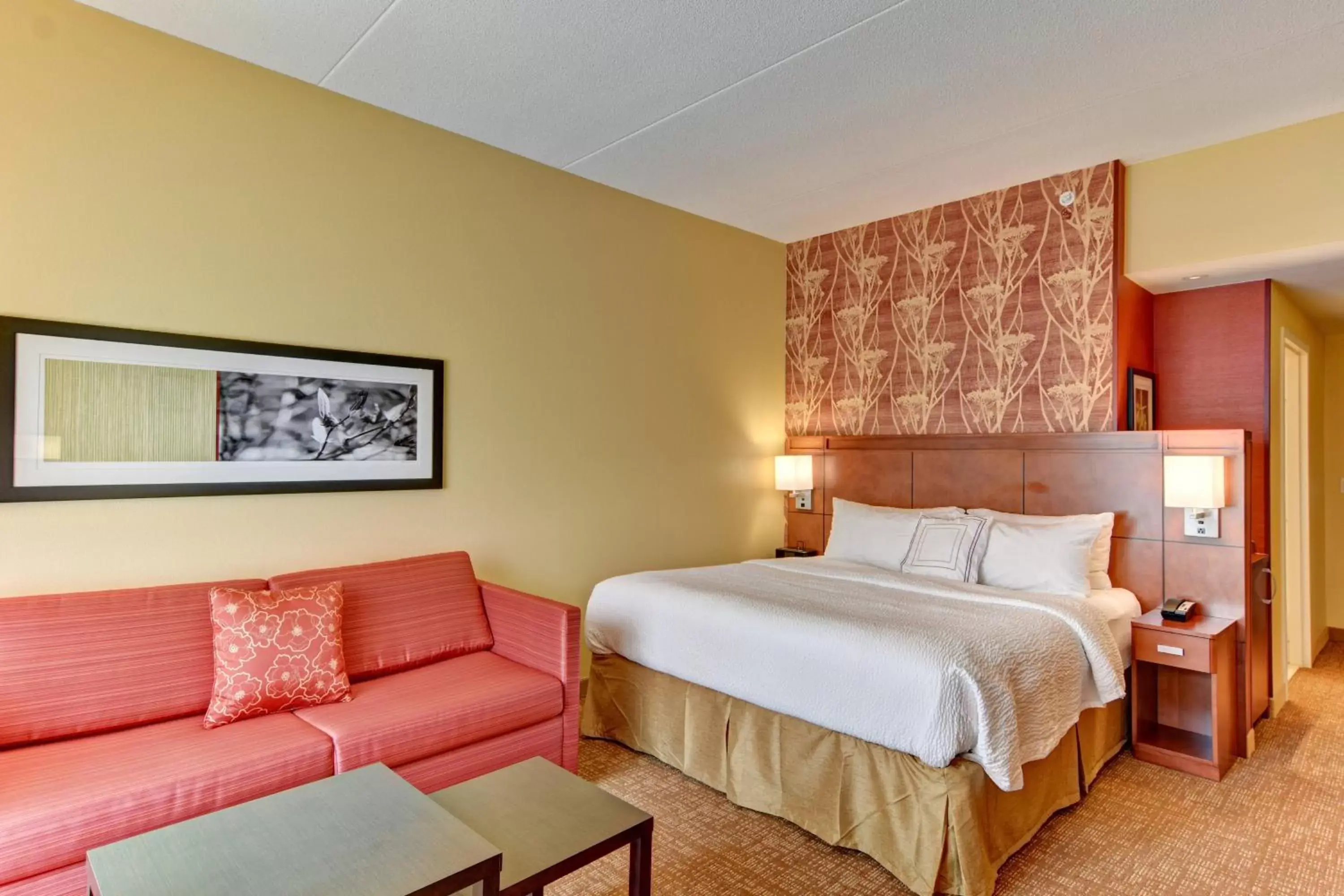 Photo of the whole room, Bed in Courtyard by Marriott Bridgeport Clarksburg