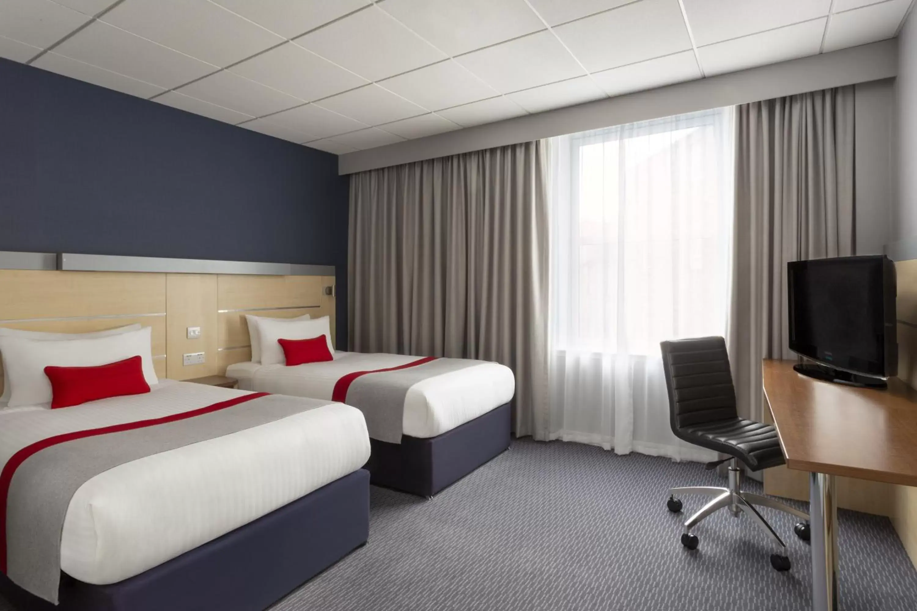 Photo of the whole room, Bed in Holiday Inn Express Edinburgh City Centre, an IHG Hotel