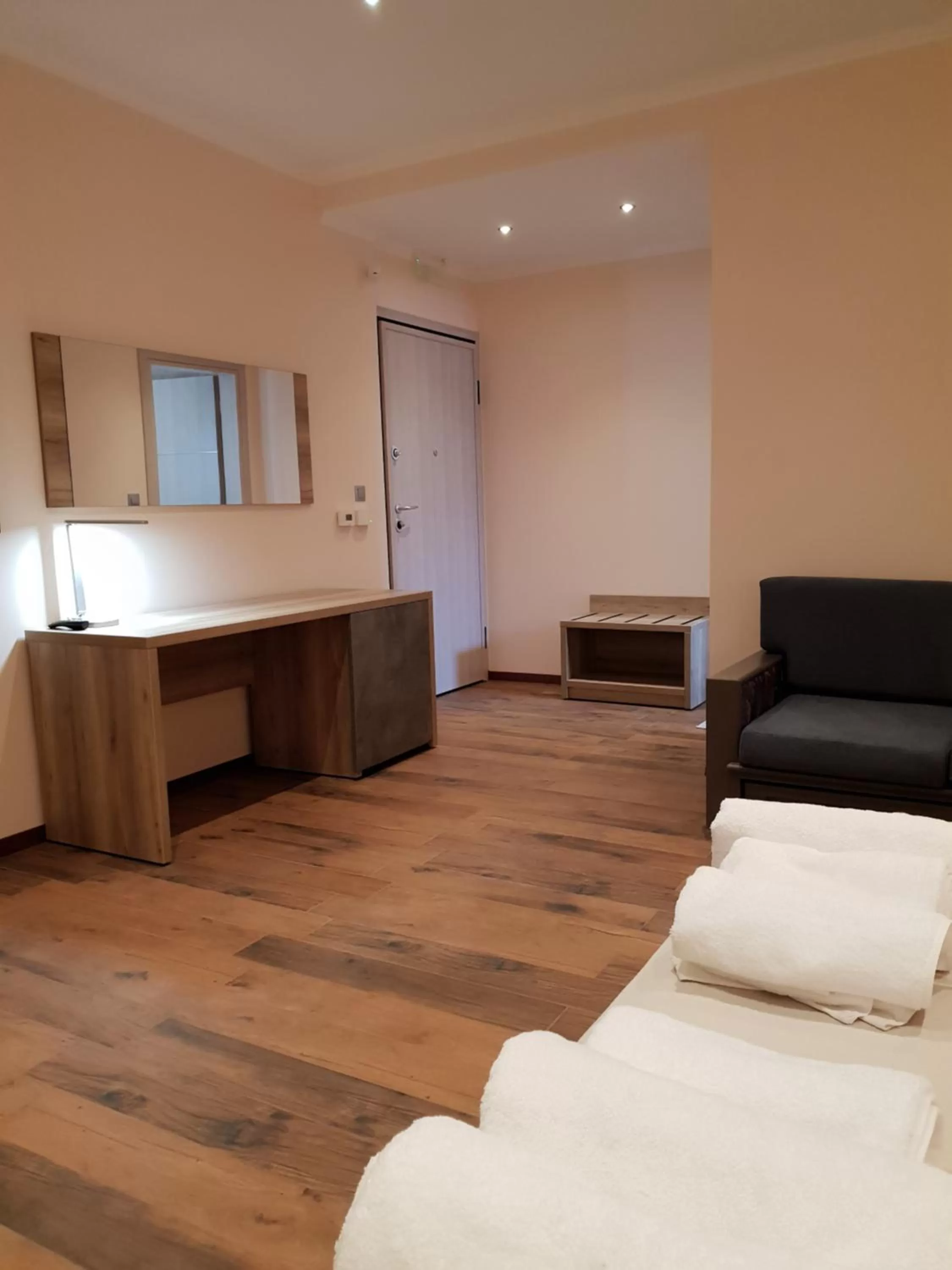 Photo of the whole room, Bed in Mondeus Inn Luxury