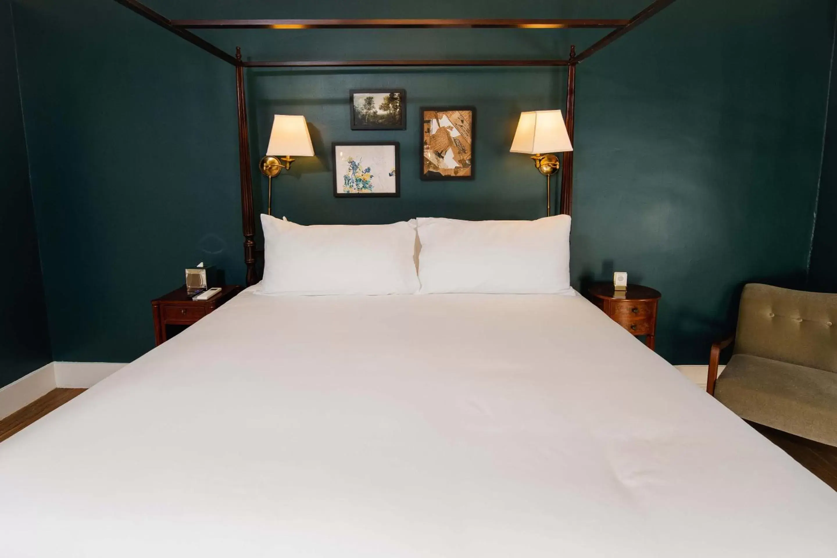 Classic King in The Dewey by The Lenox Collection Classic King in The Dewey by The Lenox Collection