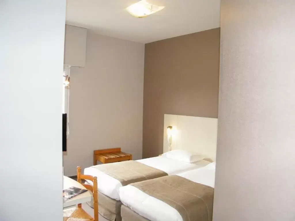 Bed in Brit Hotel L'Arrivée Guingamp
