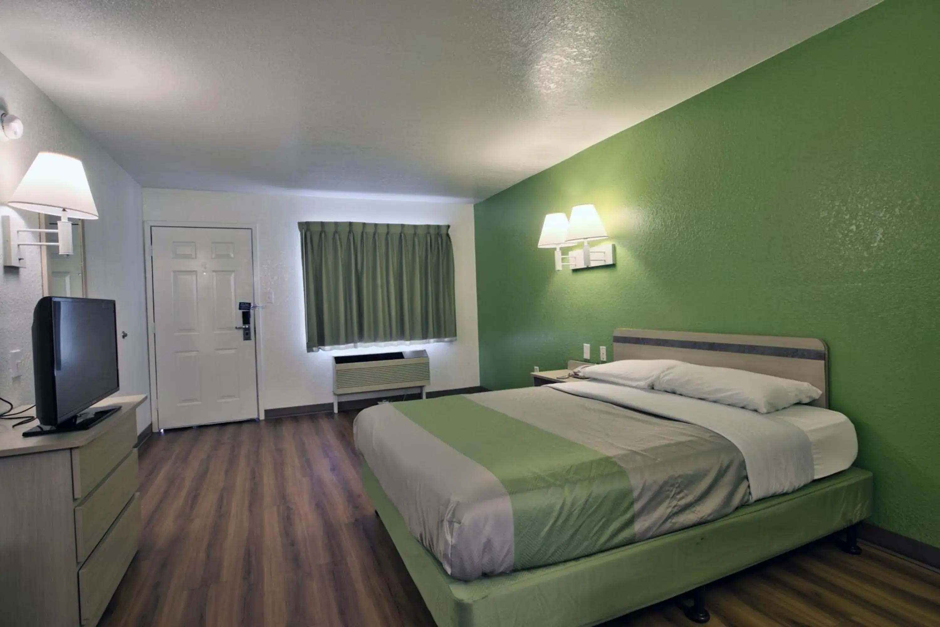 Bedroom, Bed in Motel 6-Tallahassee, FL - Downtown