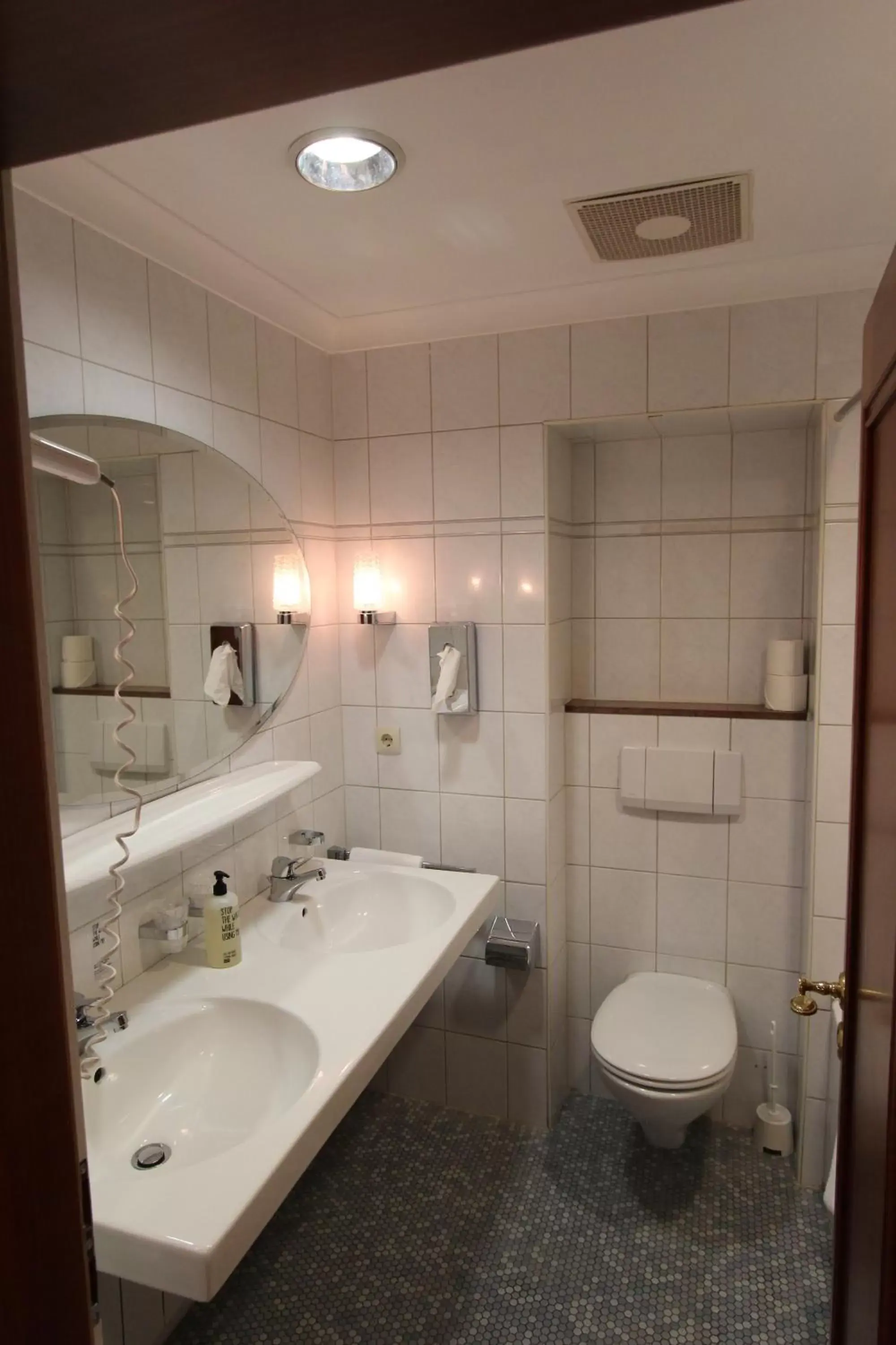 Toilet, Bathroom in Historik Hotel Goldener Hirsch Rothenburg
