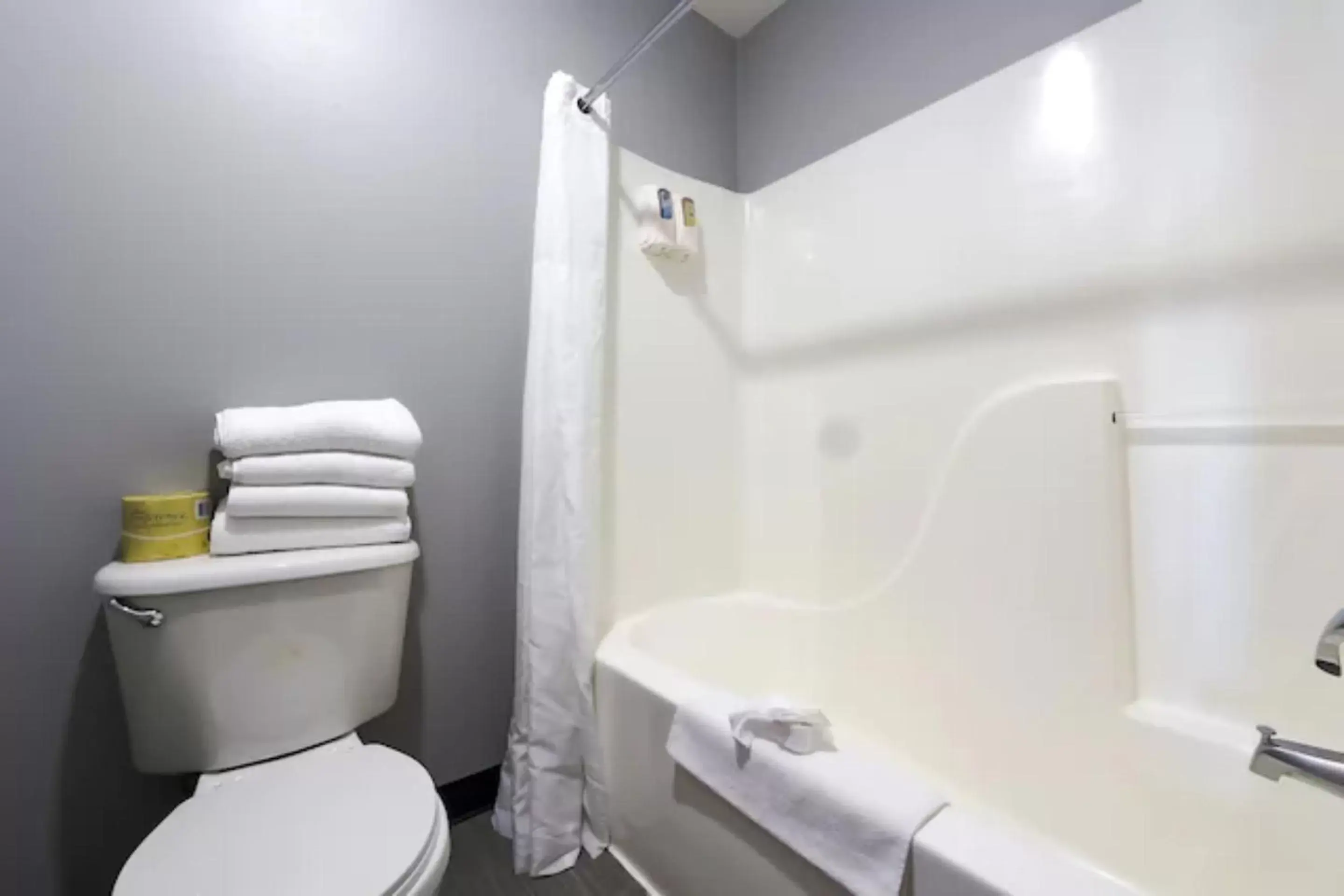 Bathroom in OYO Waves Hotel Newport OR - NYE Beach