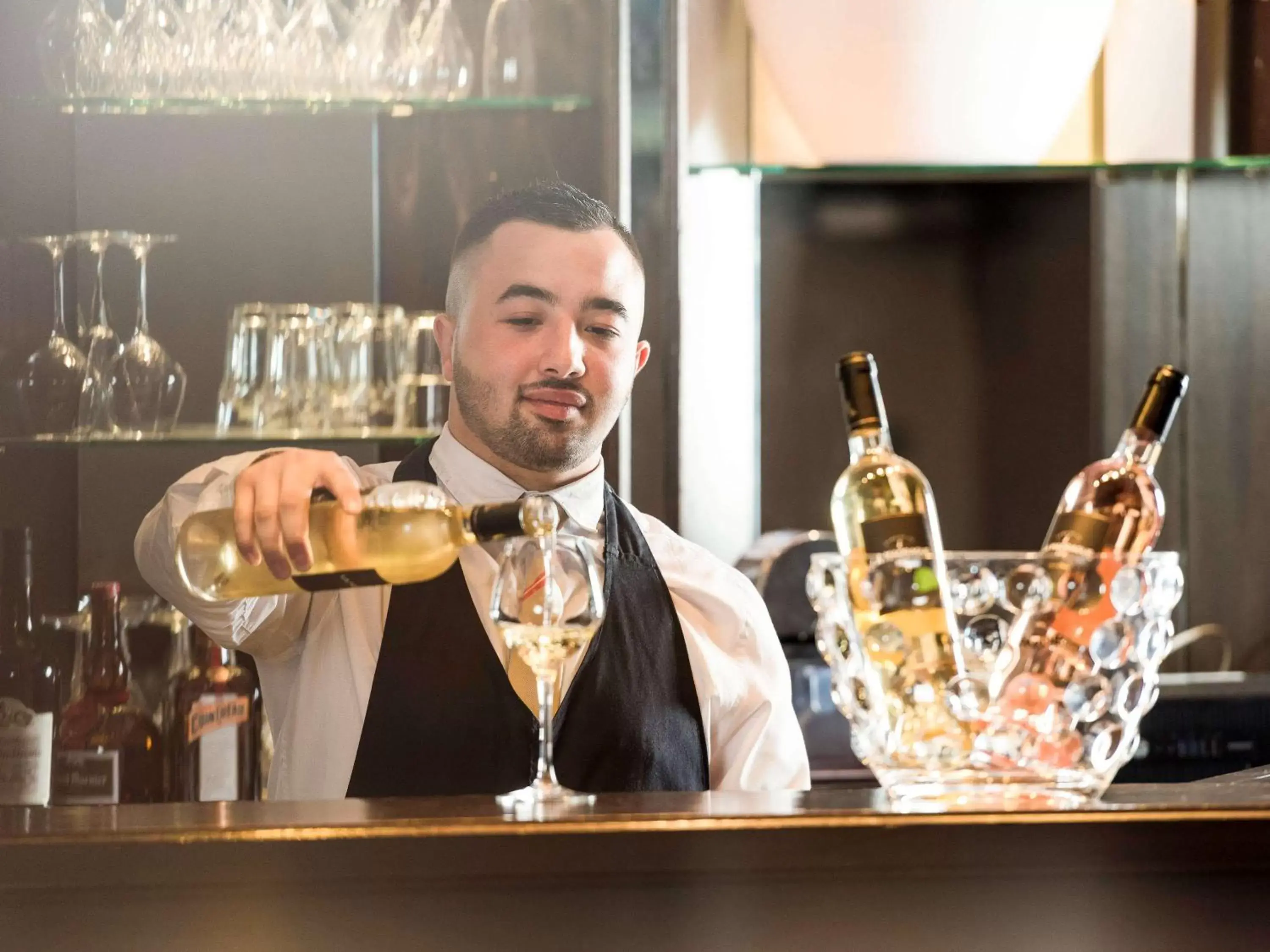 Lounge or bar in Mercure Lille Roubaix Grand Hôtel