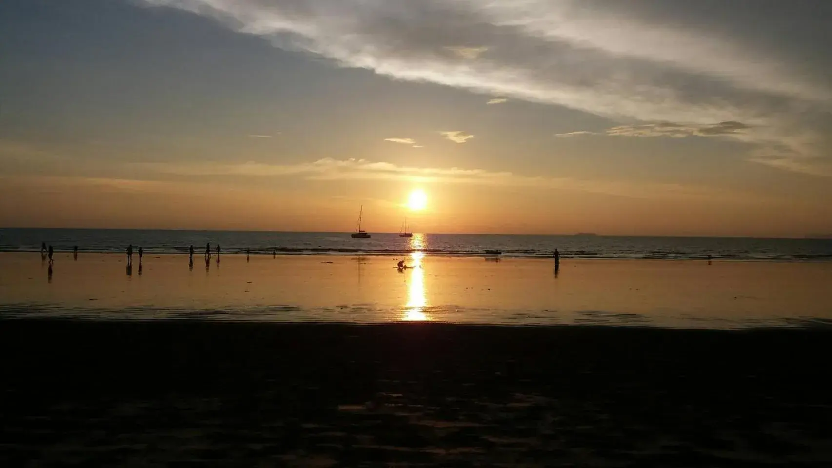 Beach in Lanta Long Beach Hostels