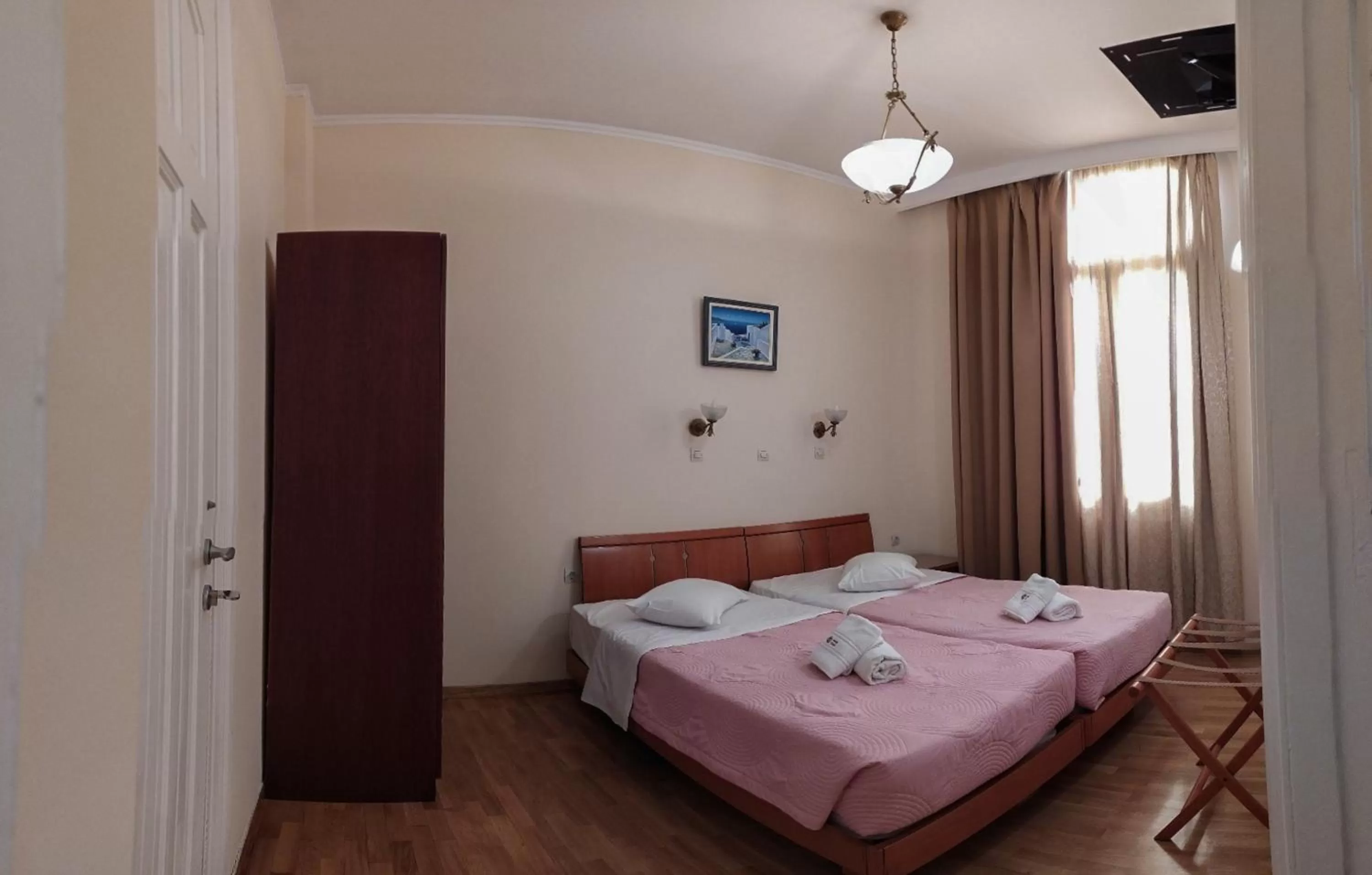 Photo of the whole room, Bed in Cecil Hotel