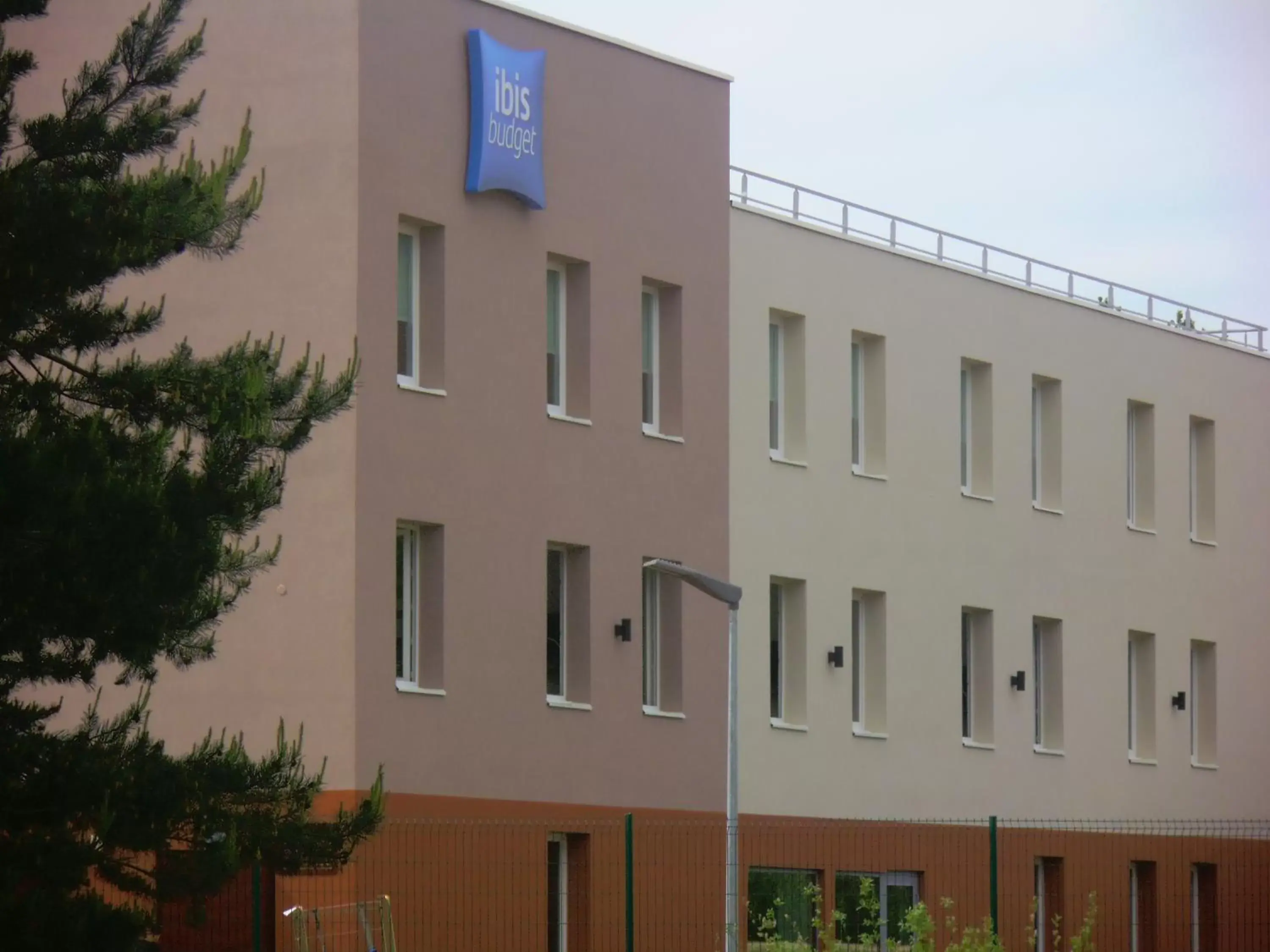 Facade/entrance, Property Building in ibis budget Romorantin