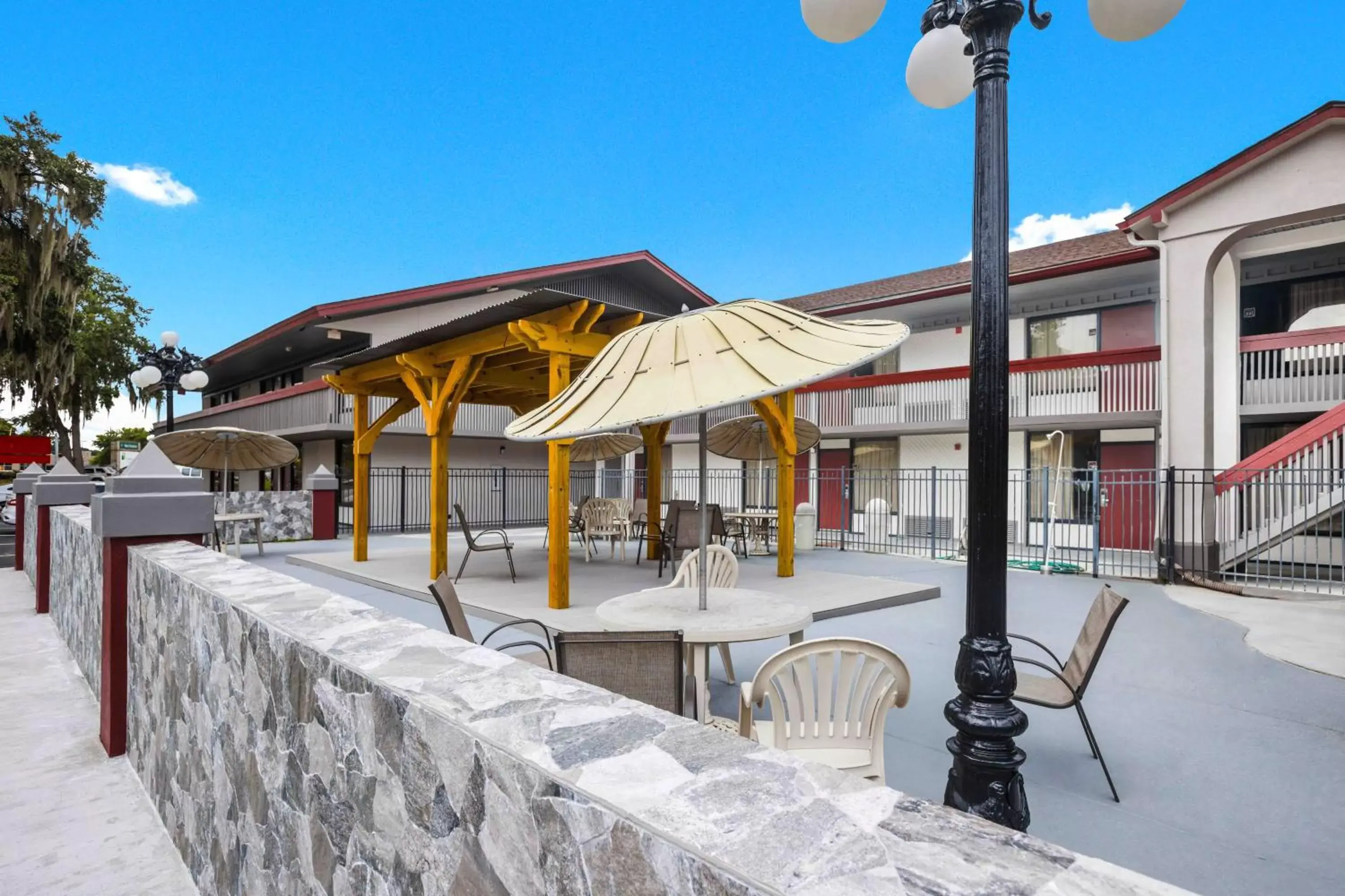 Property building in Red Roof Inn Savannah – Southside/Midtown Property building in Red Roof Inn Savannah – Southside/Midtown