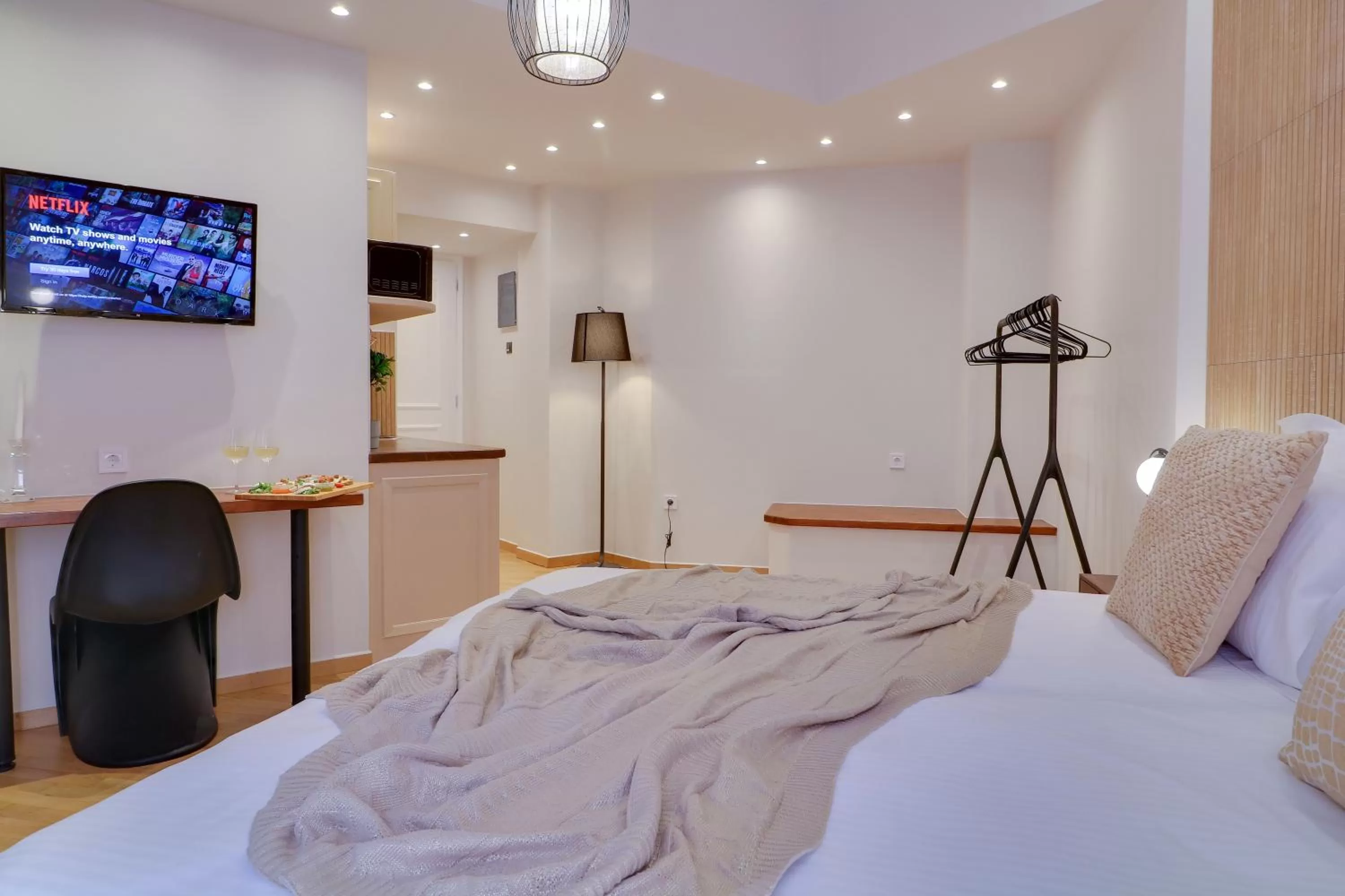 Photo of the whole room, Bed in AthINN Residence