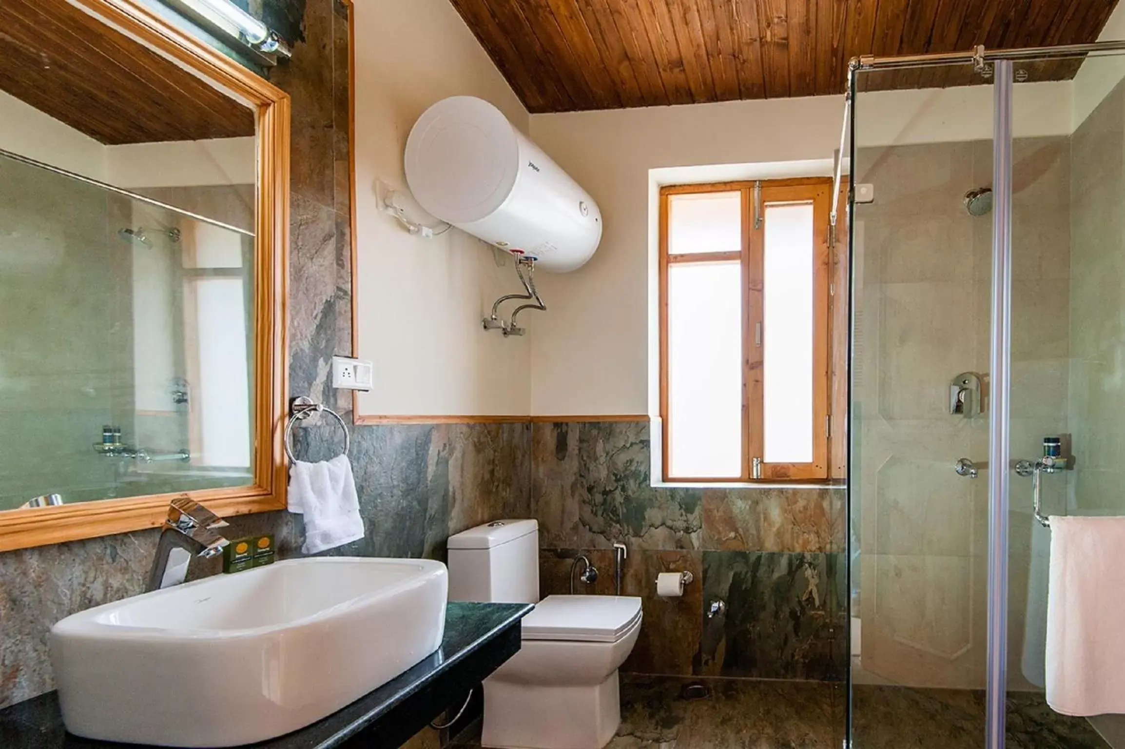 Bathroom in Larisa Resort Manali