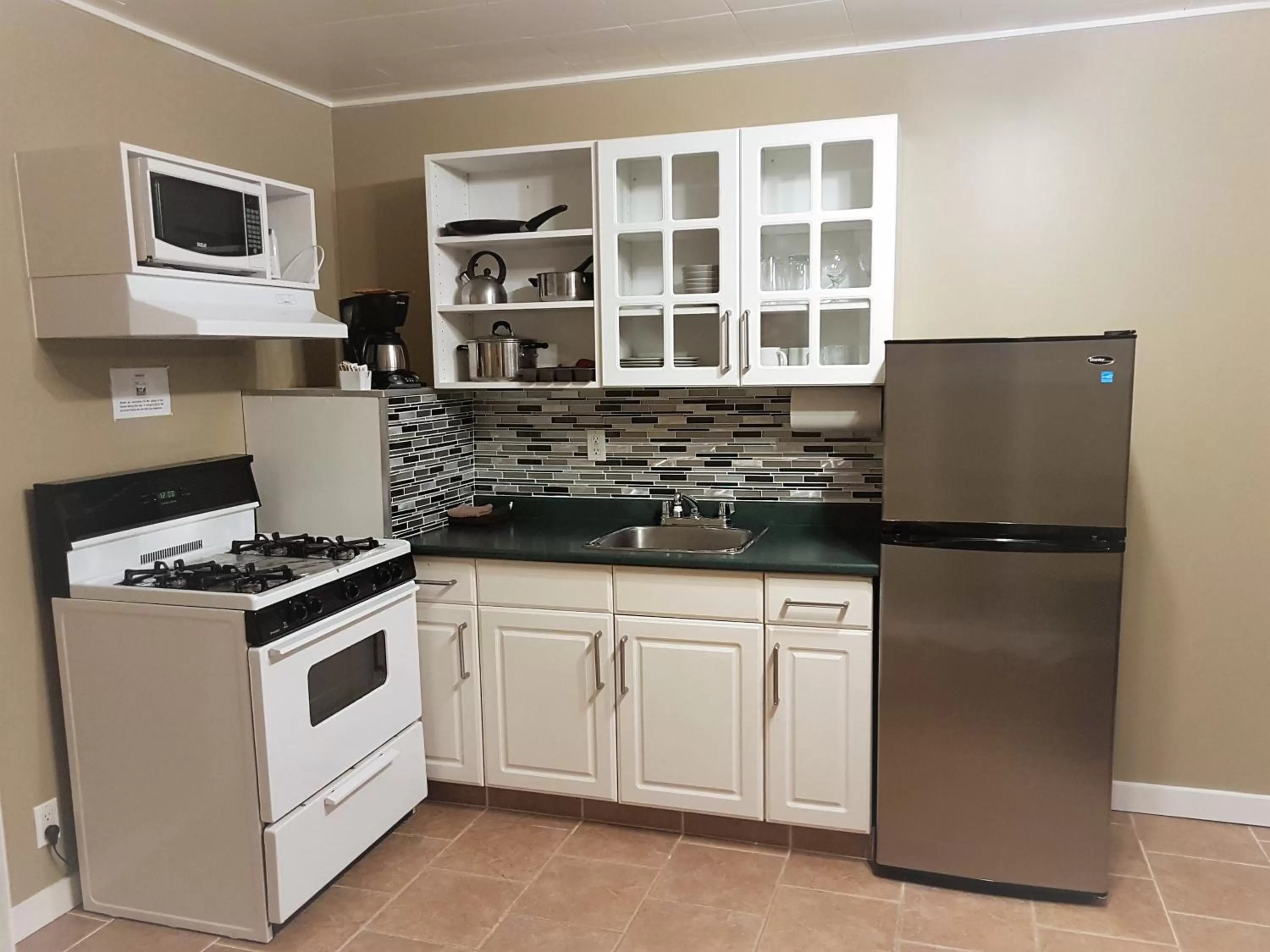 Kitchen or kitchenette, Kitchen/Kitchenette in Malahat Bungalows Motel