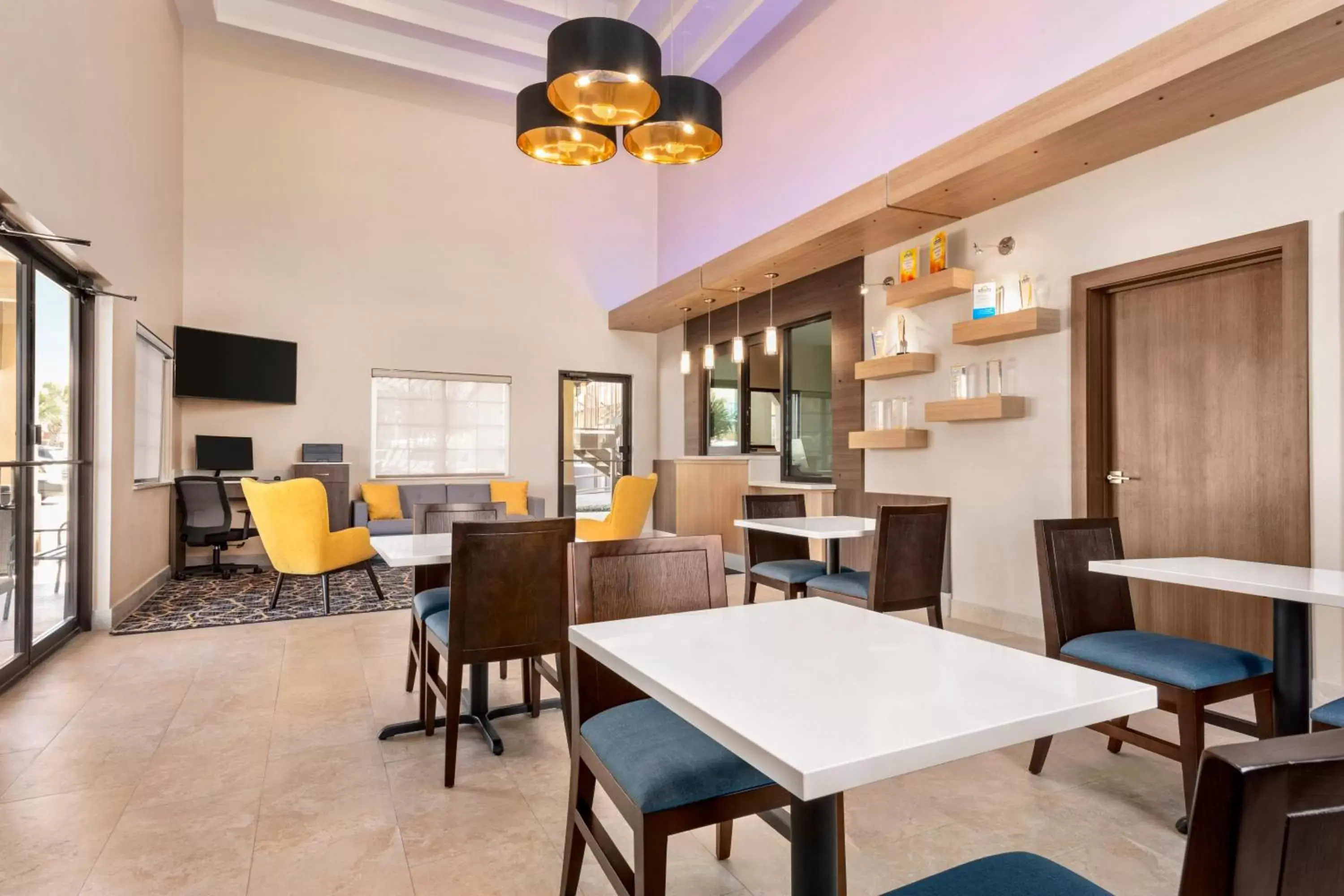 Lobby or reception, Restaurant/Places to Eat in Days Inn & Suites by Wyndham Houston Hobby Airport