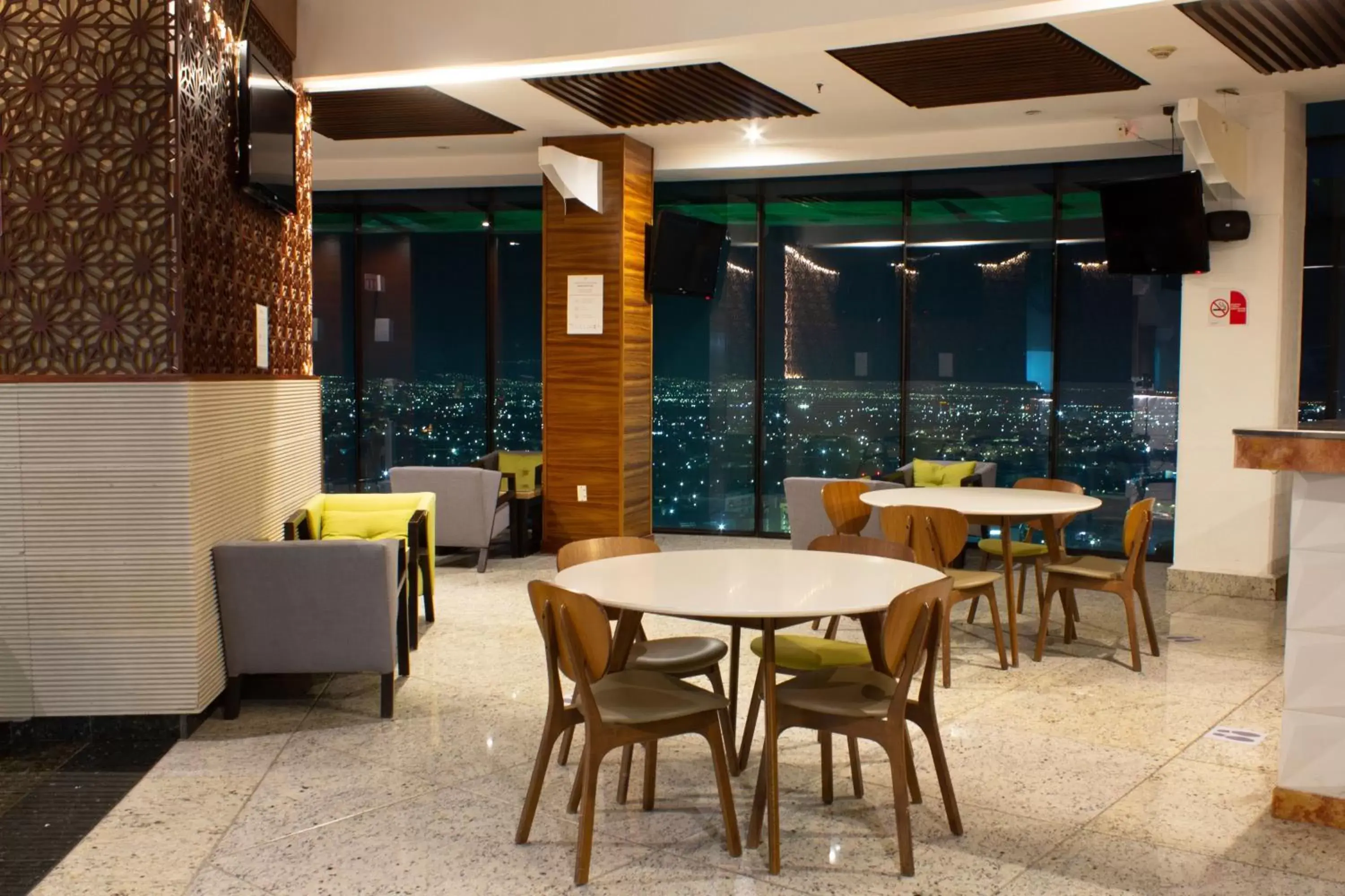 Lounge or bar, Restaurant/Places to Eat in Holiday Inn Queretaro Zona Diamante, an IHG Hotel