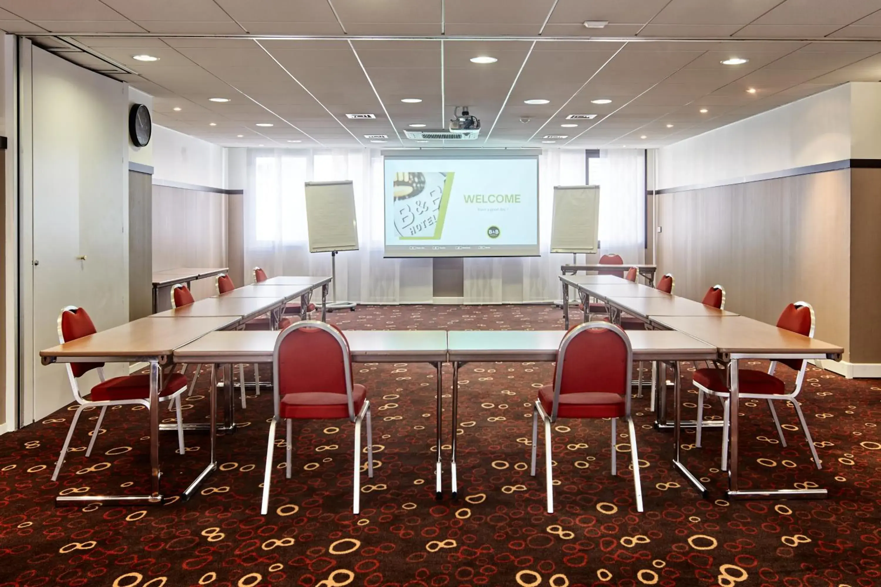 Meeting/conference room in B&B HOTEL Saint-Quentin-en-Yvelines Centre Gare 4 étoiles
