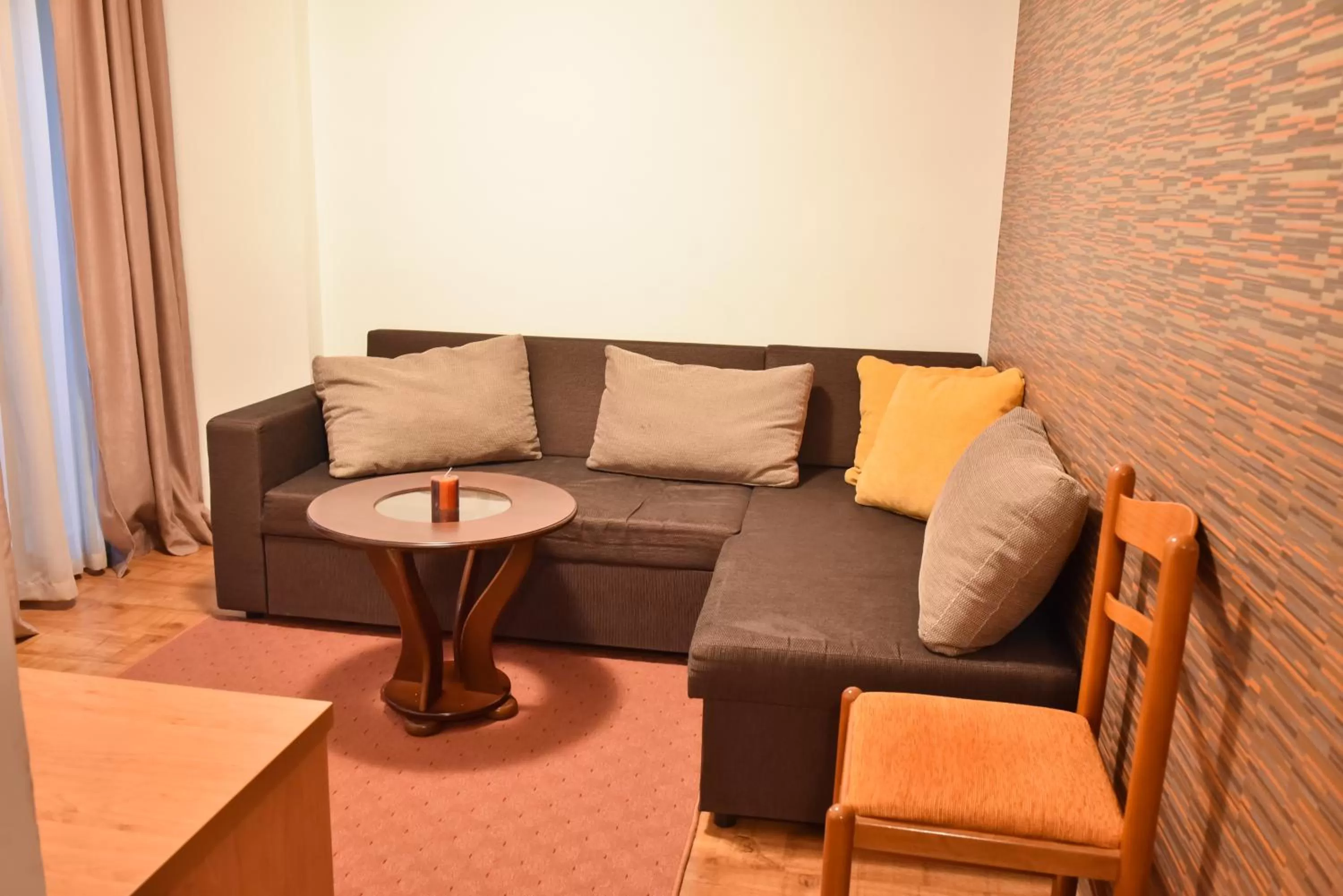 Seating area in Hotel Rothmans-Breakfast - Free parking - Lobby