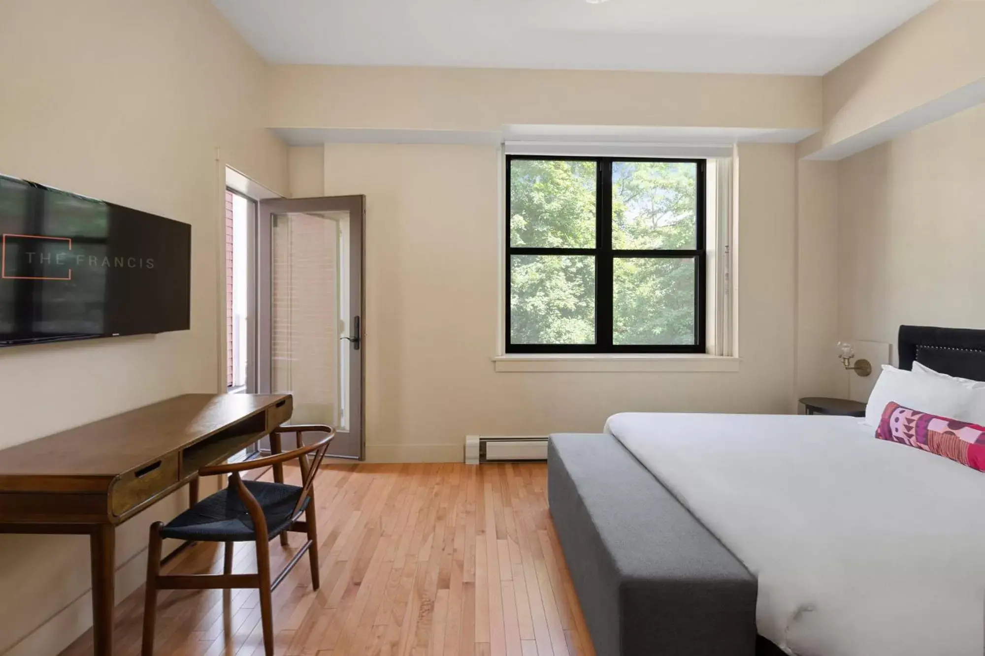 Bed, TV/Entertainment Center in The Francis Hotel