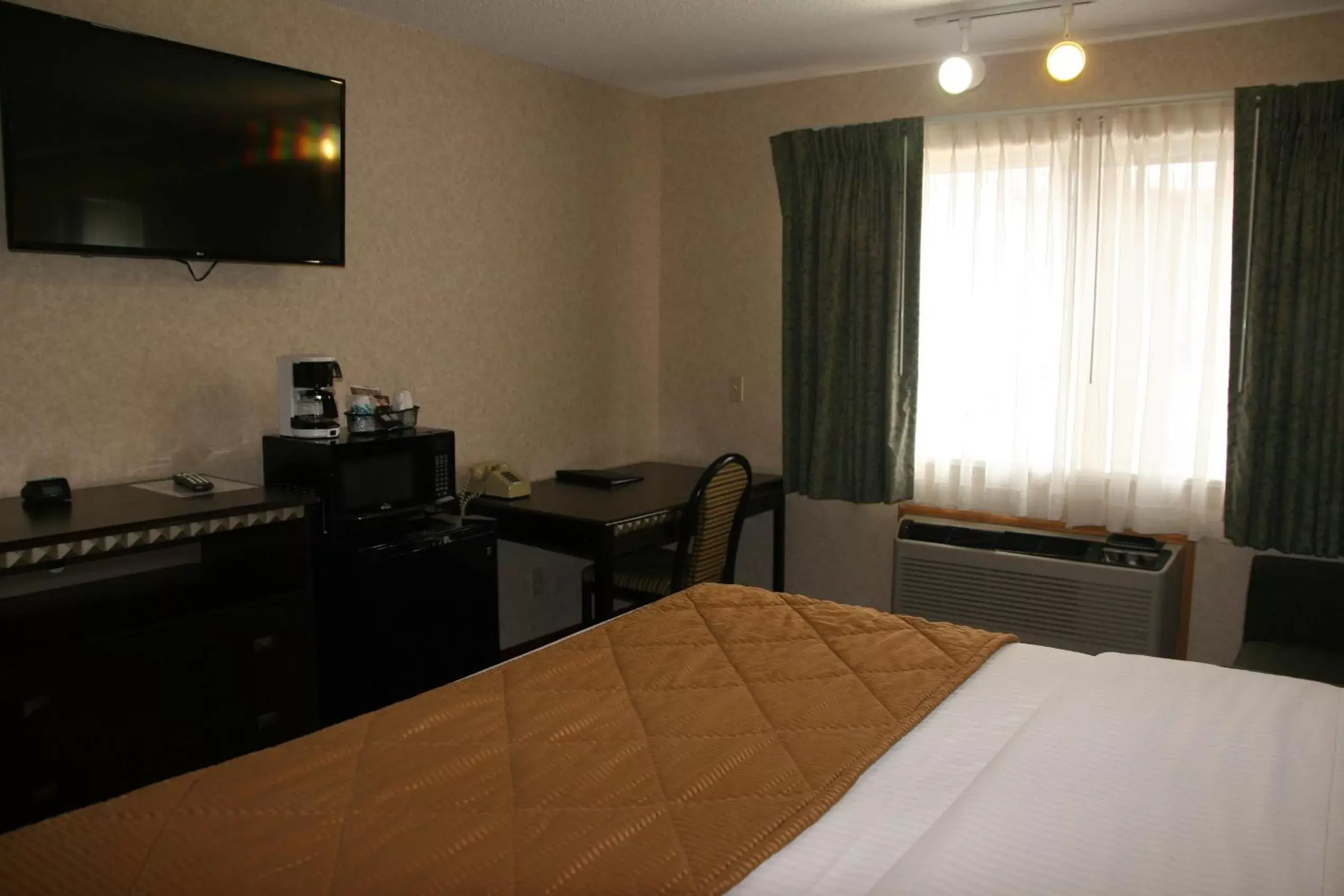 Photo of the whole room, Bed in Stay Wise Inns of Montrose