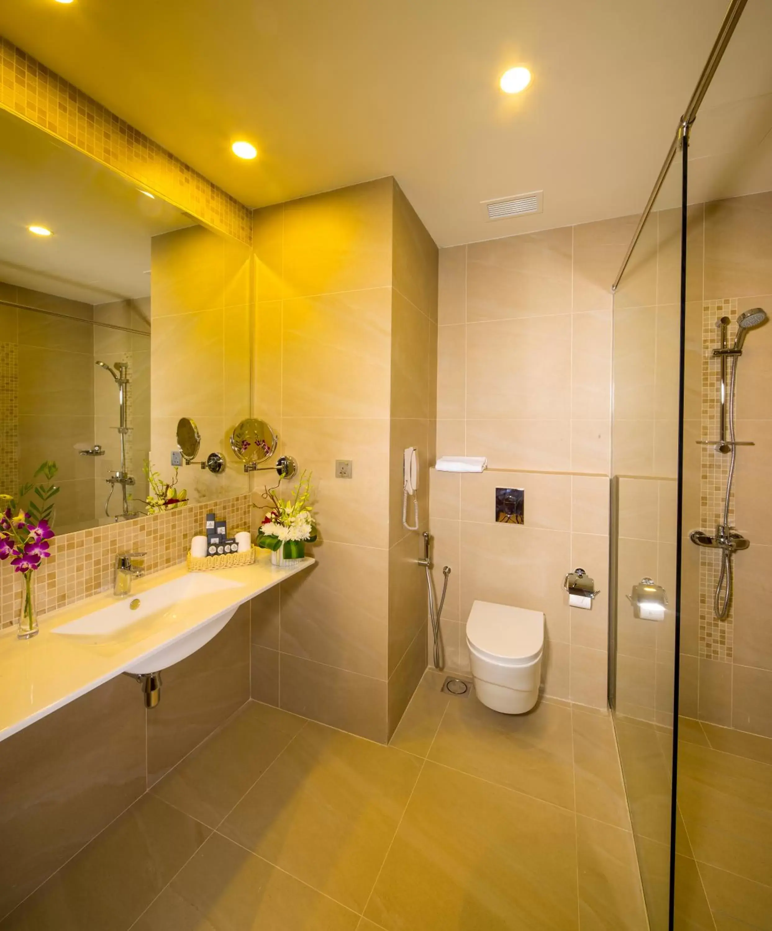 Shower, Bathroom in Arch Hotel