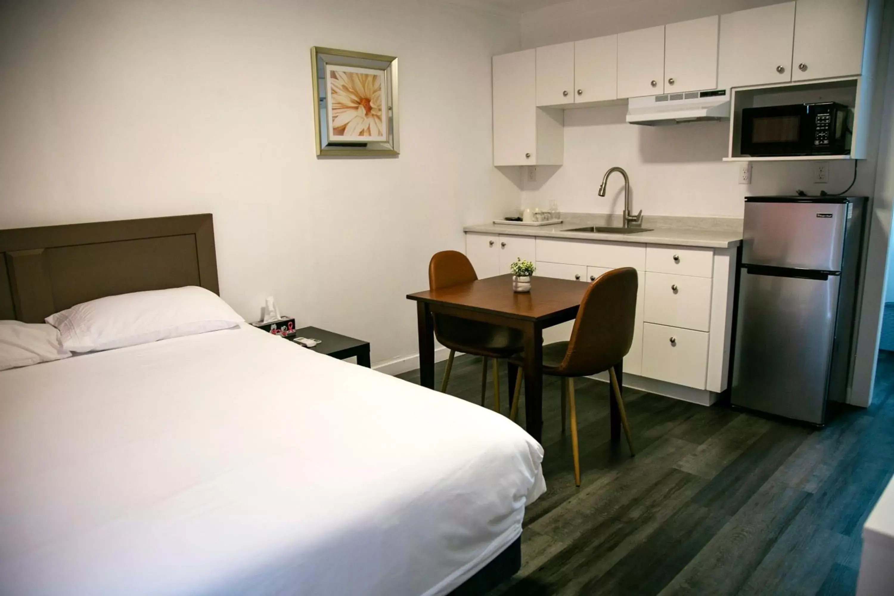 Kitchen/Kitchenette in Westview Centre Motel