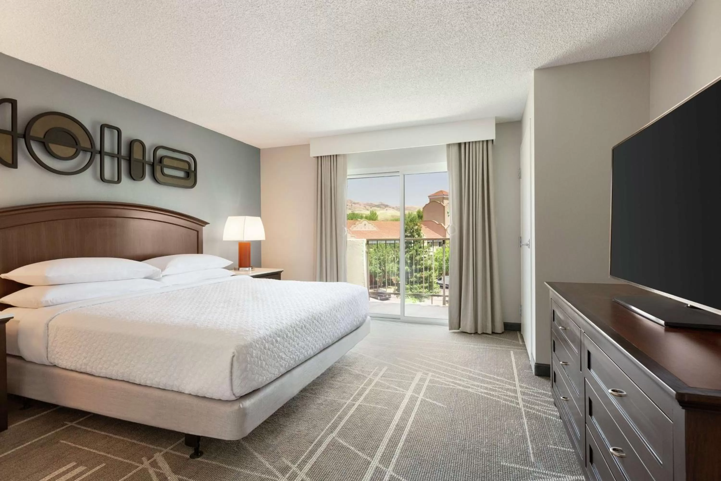 Bed in Embassy Suites by Hilton Milpitas Silicon Valley