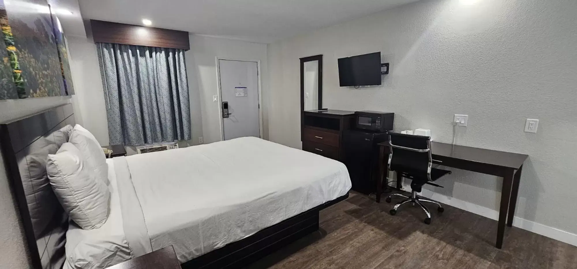 Photo of the whole room, Bed in Days Inn by Wyndham Indianapolis East Post Road