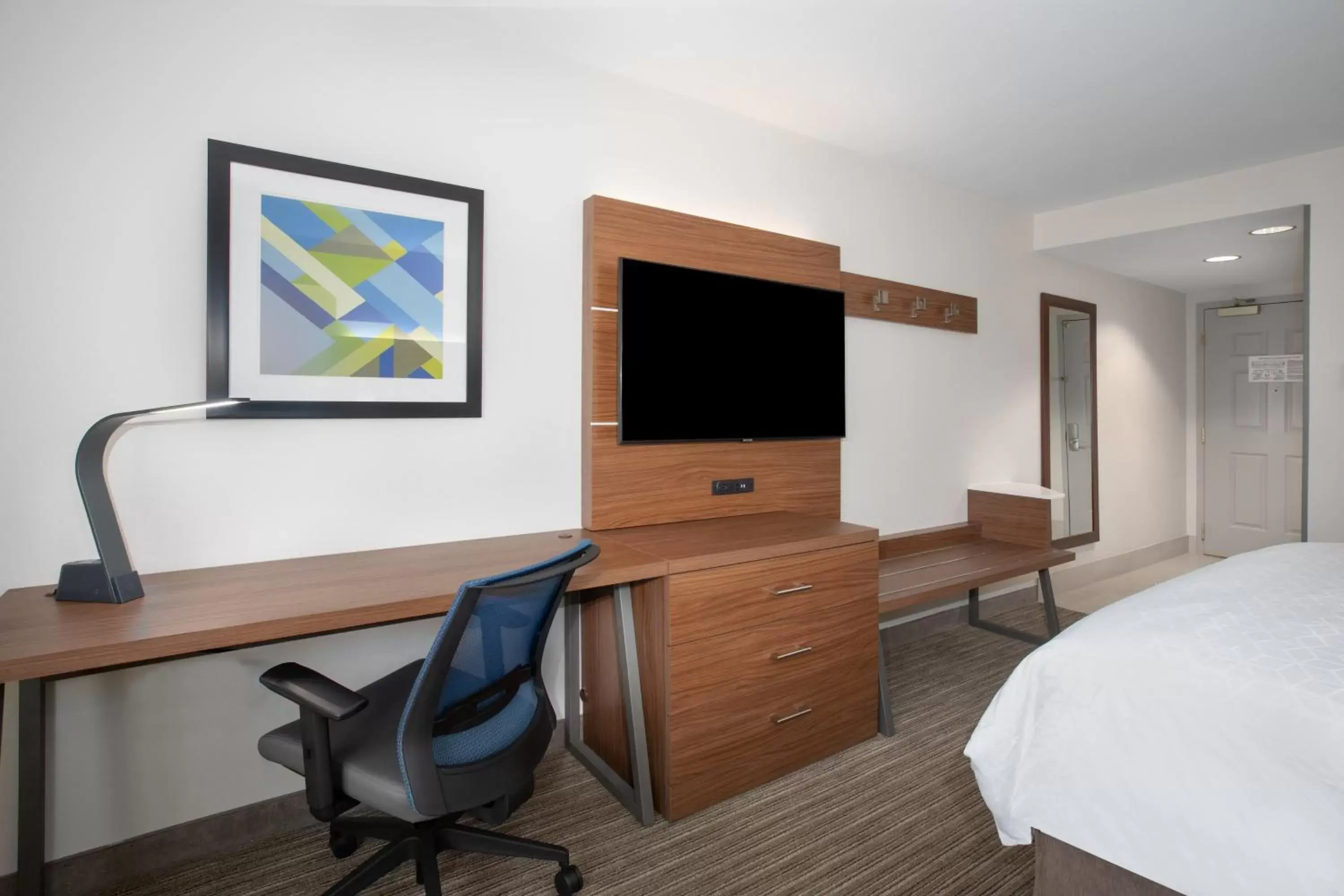 Photo of the whole room, TV/Entertainment Center in Holiday Inn Express Yreka-Shasta Area, an IHG Hotel