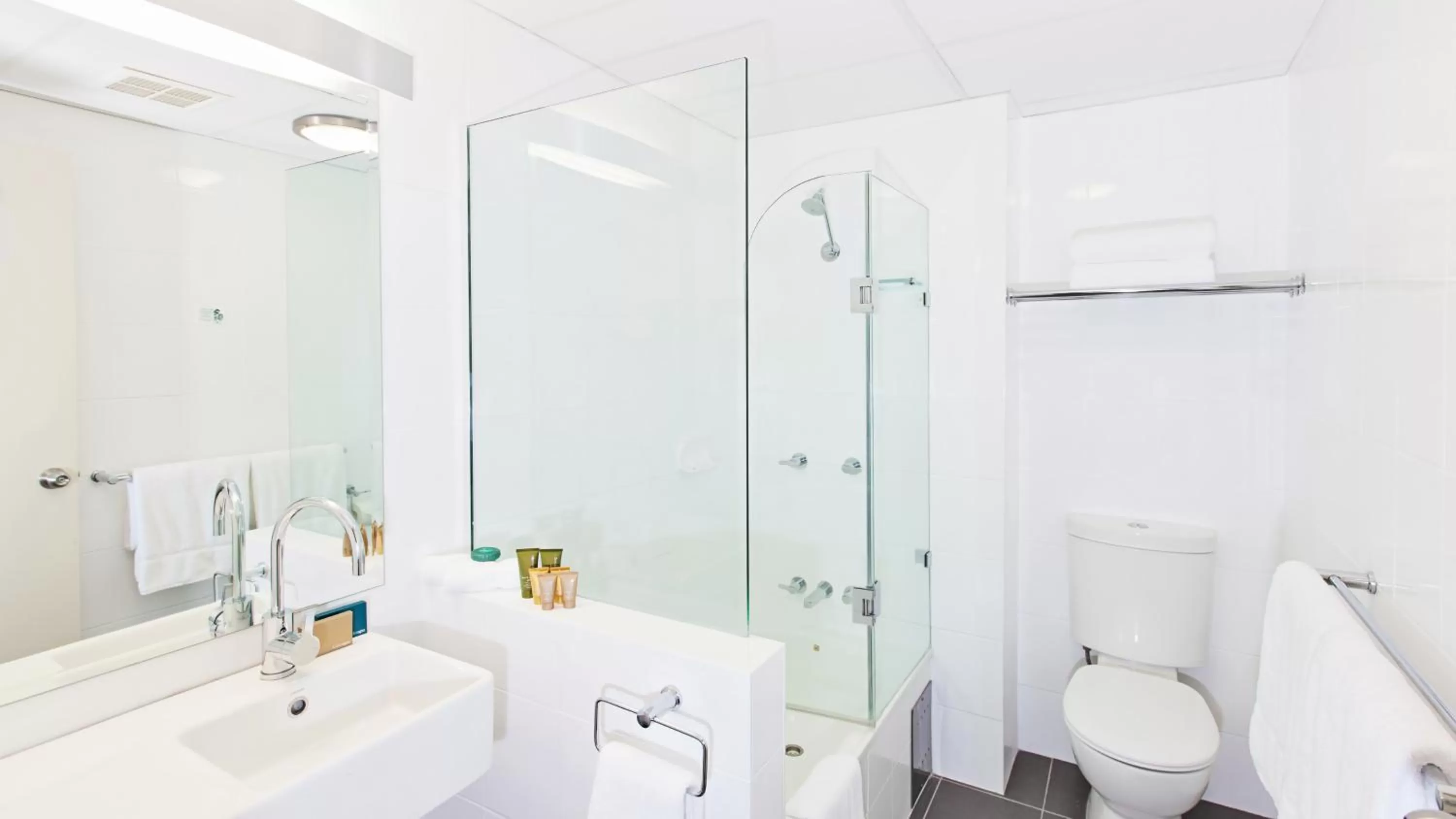 Bathroom in ibis Styles Canberra Tall Trees