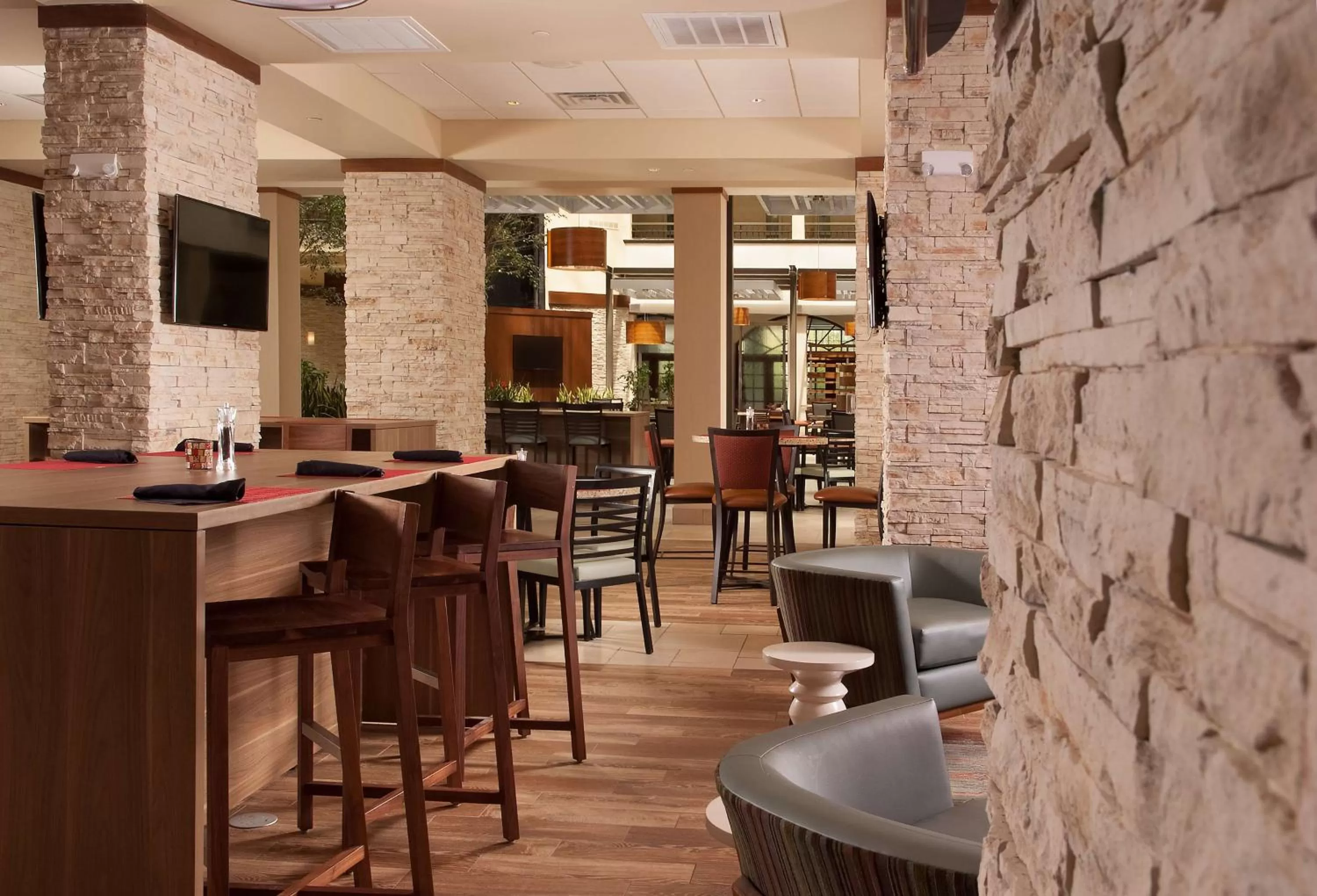 Restaurant/places to eat in Embassy Suites by Hilton Nashville Airport