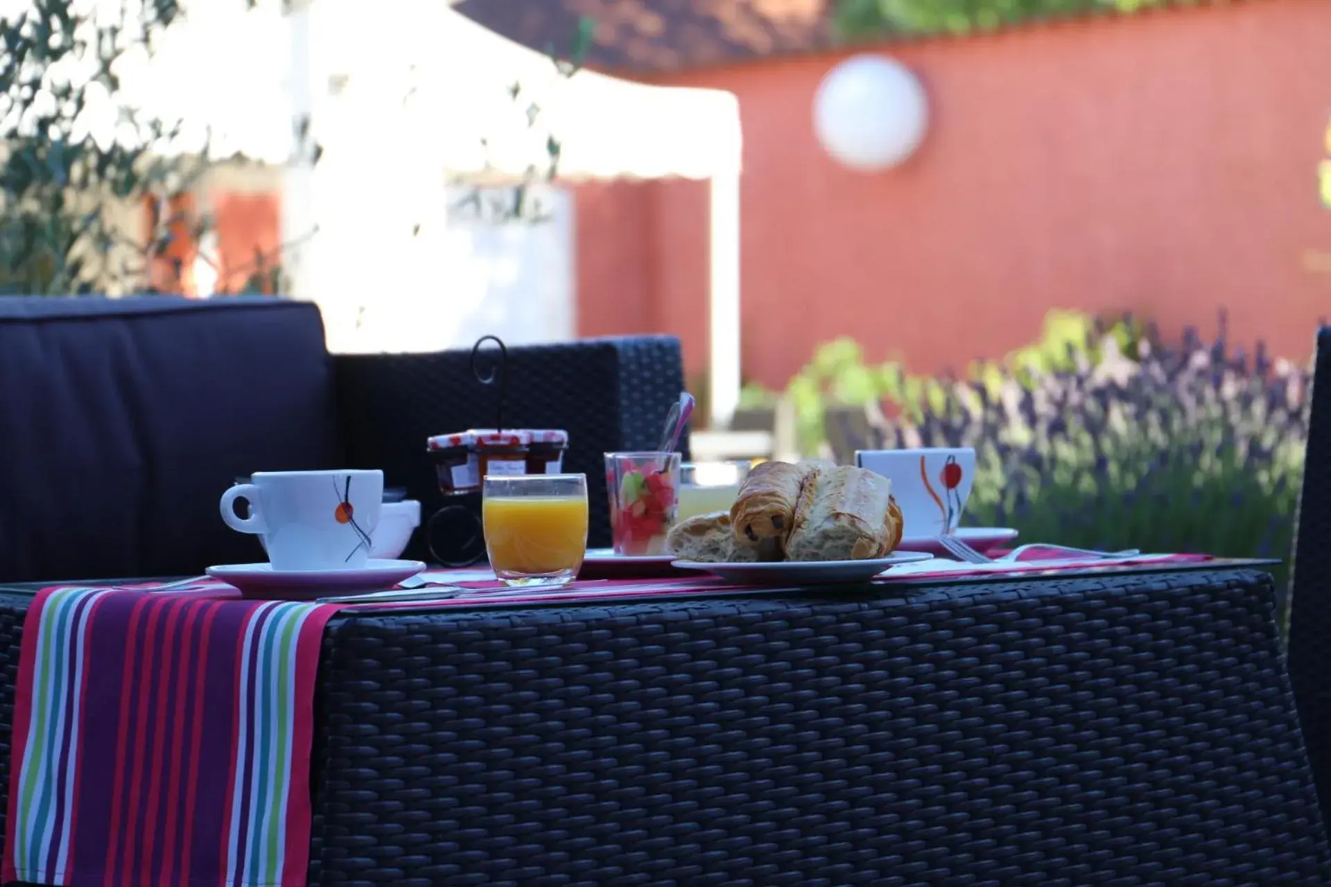 Food and drinks in The Originals Boutique, H¿tel Le Pillebois, Bourg-en-Bresse Nord