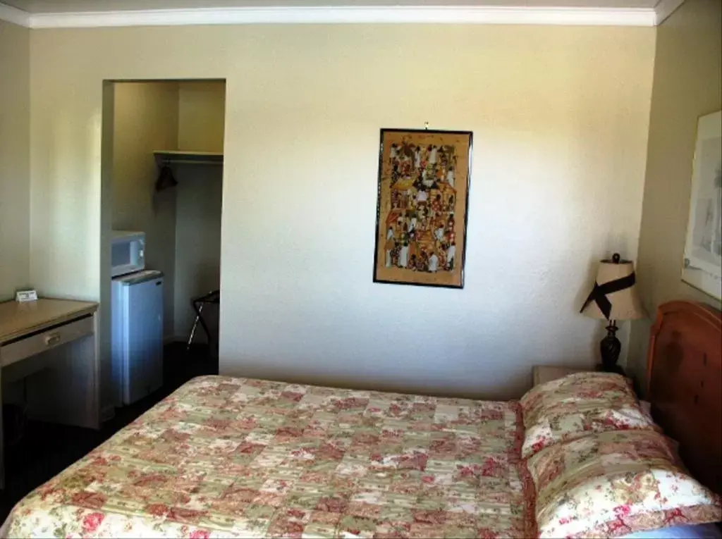 Photo of the whole room, Bed in Golden West Motel