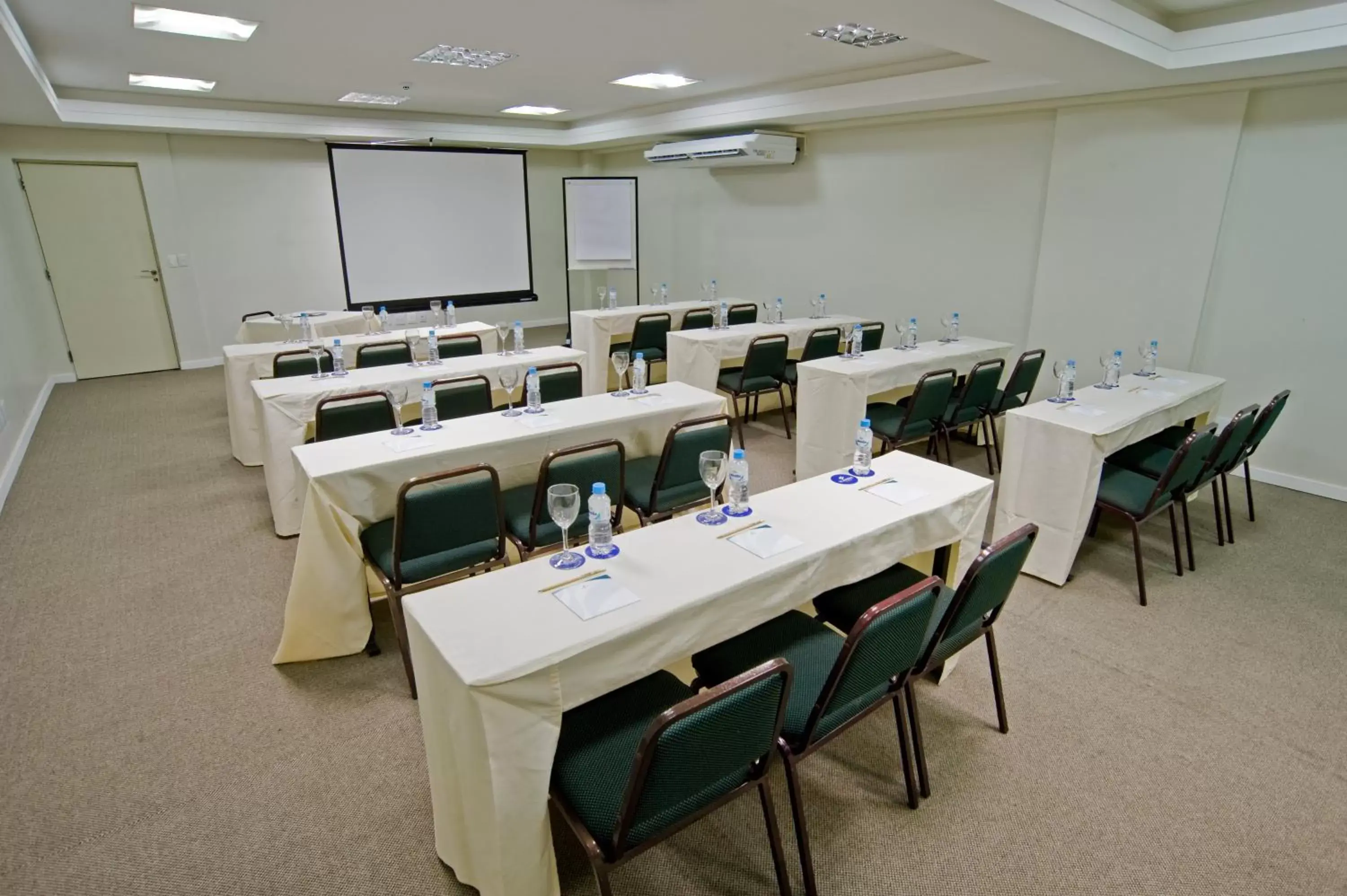 Business facilities in Wyndham Golden Foz Suítes