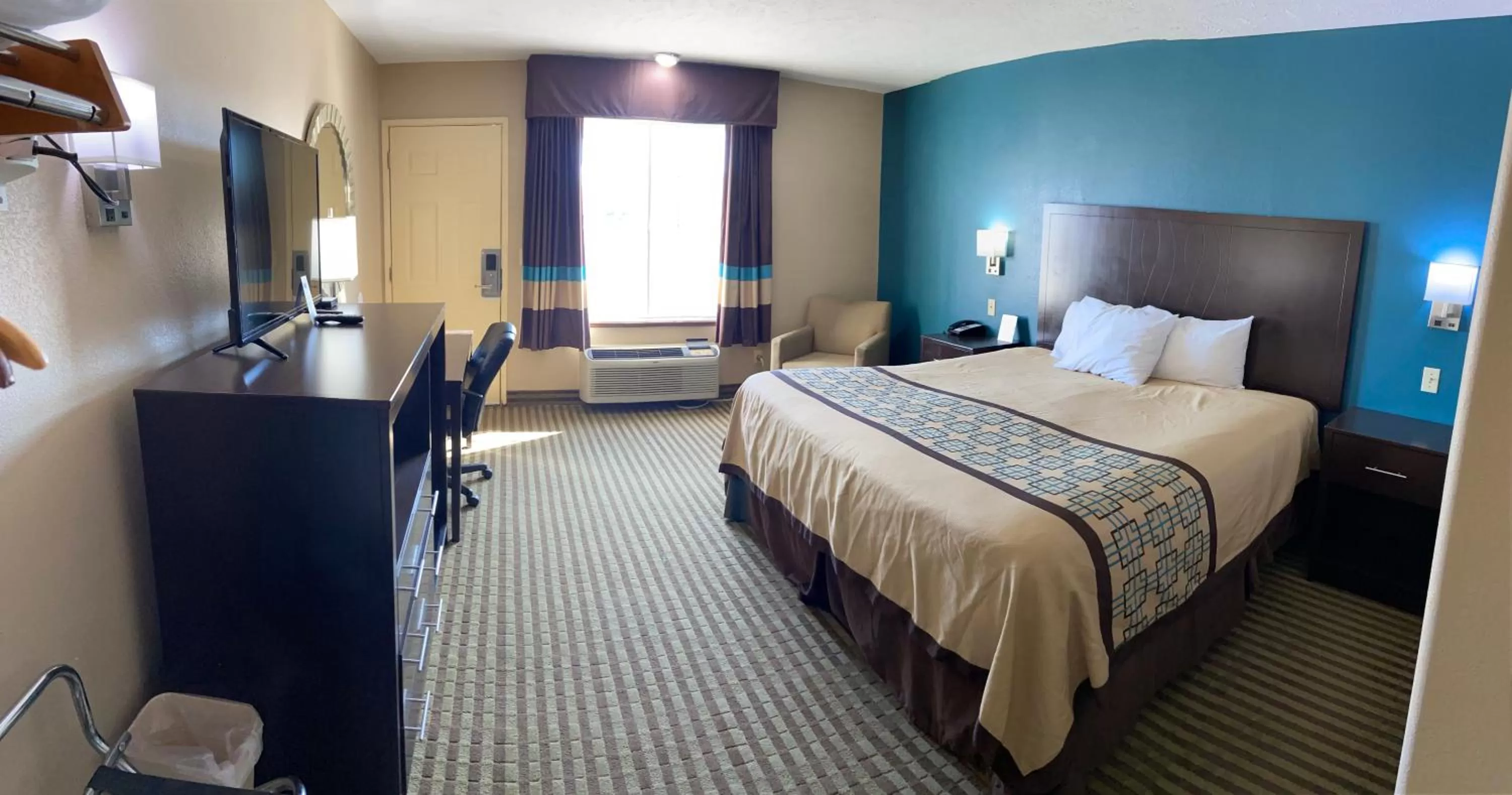 Photo of the whole room, Bed in Victorian Inn