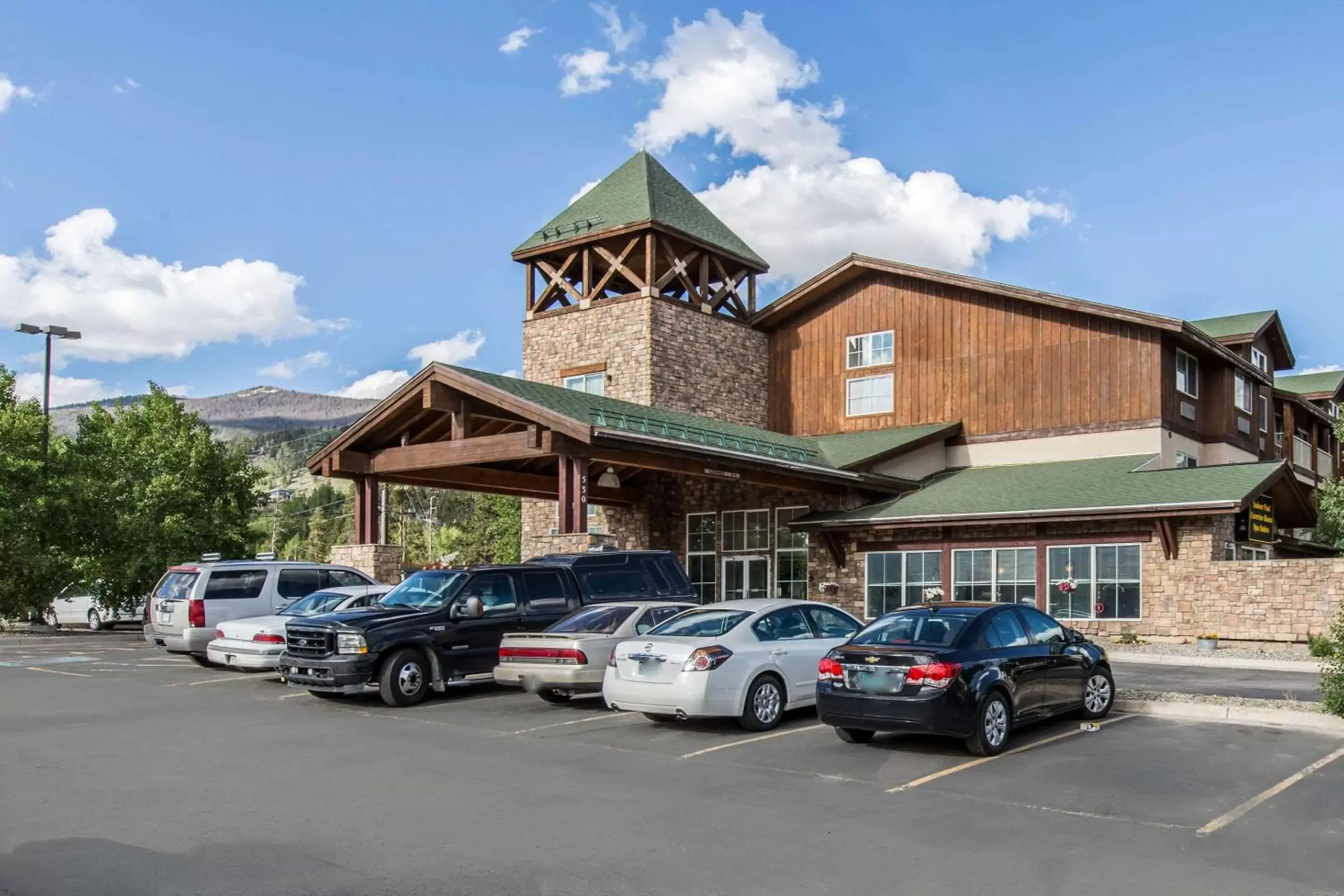 Property Building in Quality Inn and Suites Summit County