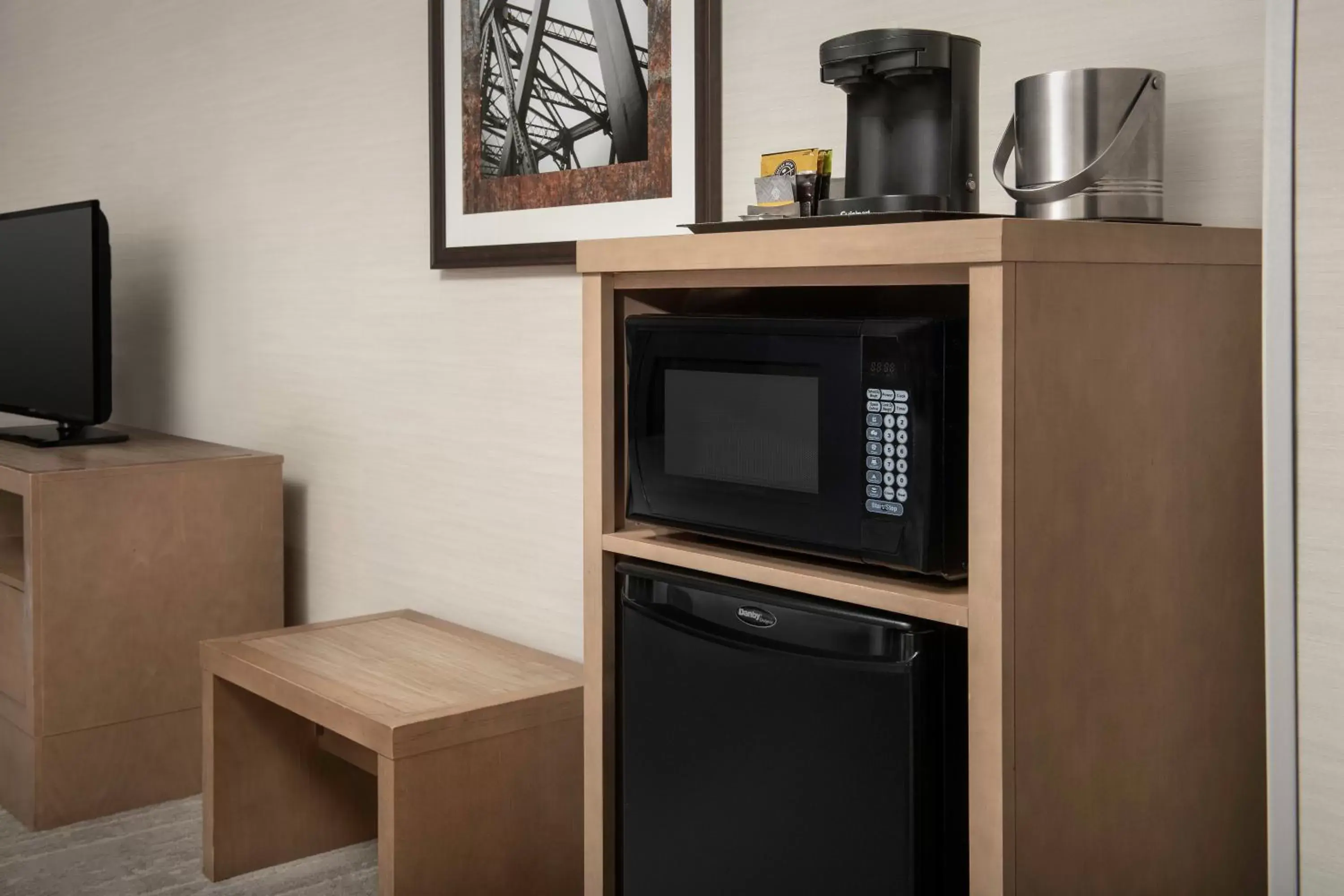 minibar, TV/Entertainment Center in DoubleTree by Hilton North Salem
