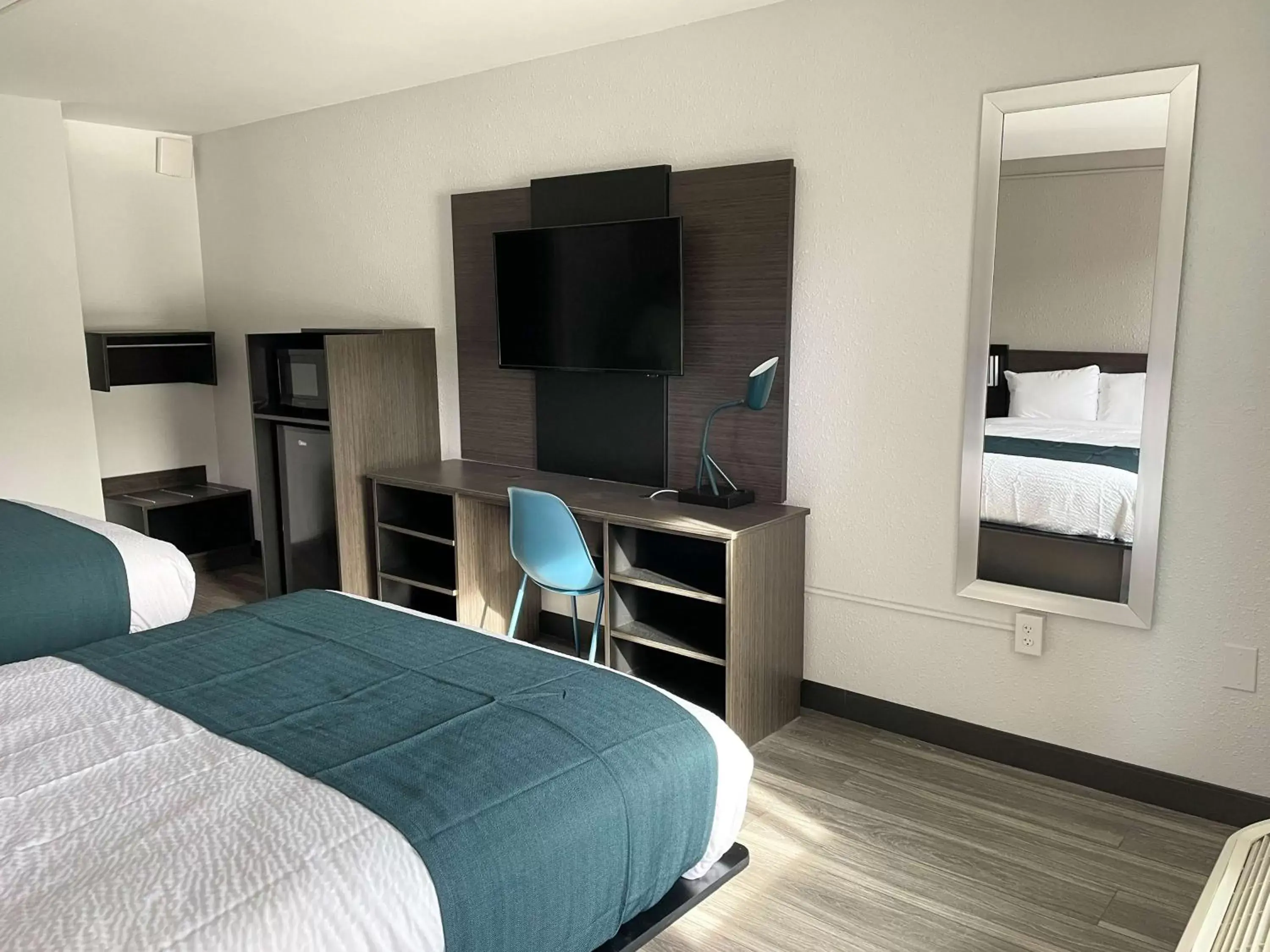 Quadruple Room - Disability Access - Roll in Shower in Motel 6 West Columbia SC Airport Quadruple Room - Disability Access - Roll in Shower in Motel 6 West Columbia SC Airport