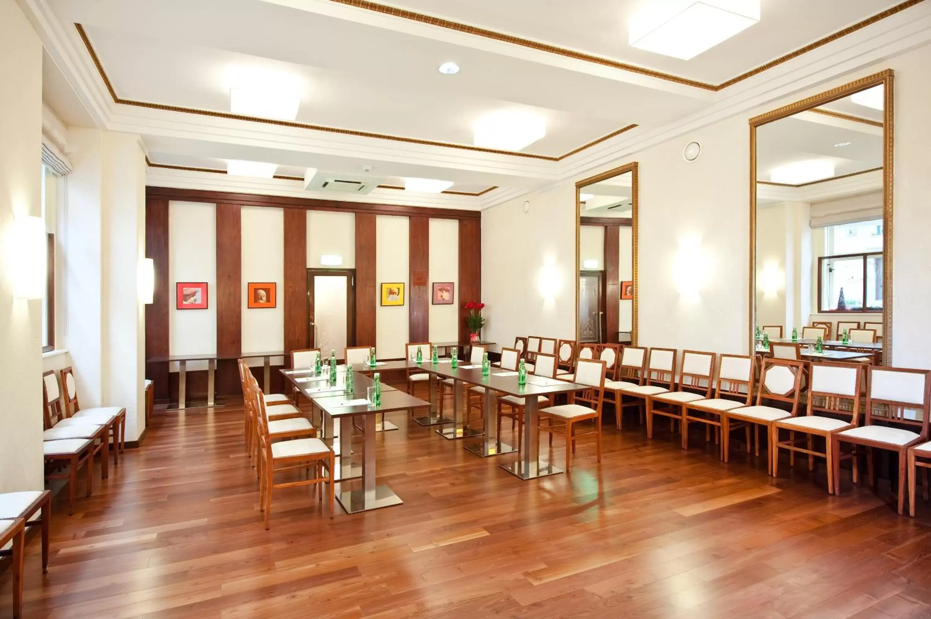 Business facilities, Restaurant/Places to Eat in Graben Hotel