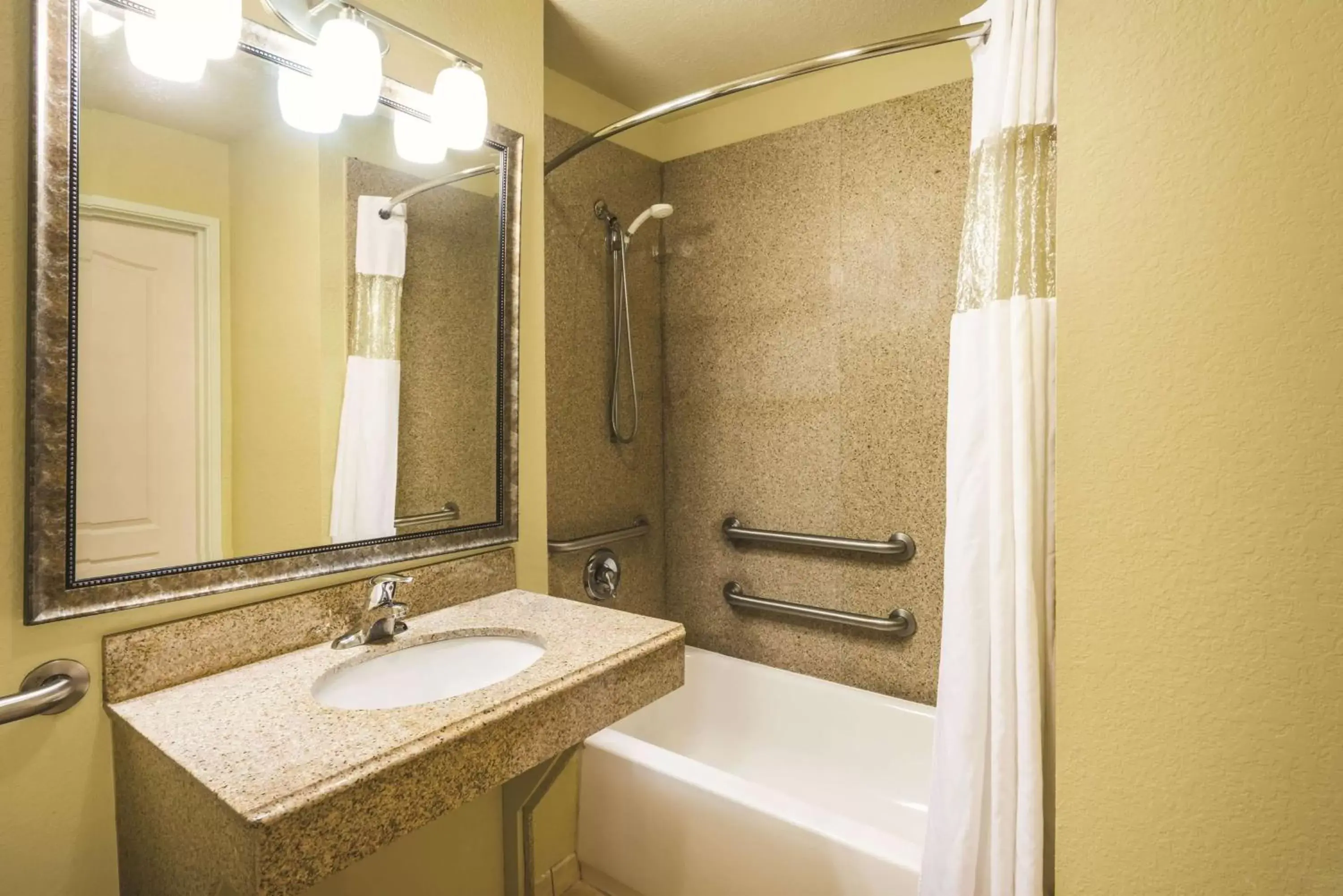 Photo of the whole room, Bathroom in La Quinta by Wyndham Brandon Jackson Airport E