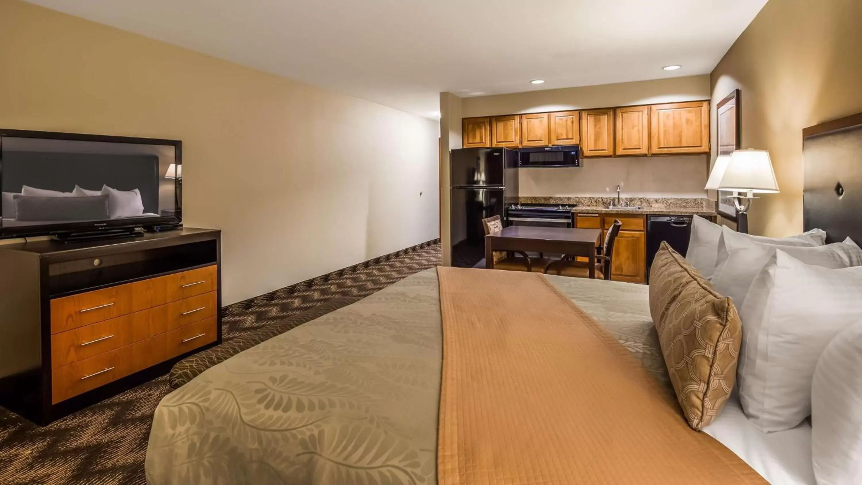 Photo of the whole room, TV/Entertainment Center in Best Western Plus Gold Country Inn
