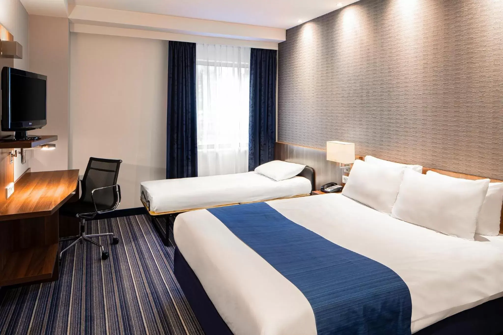 Photo of the whole room, Bed in Holiday Inn Express Arnhem, an IHG Hotel