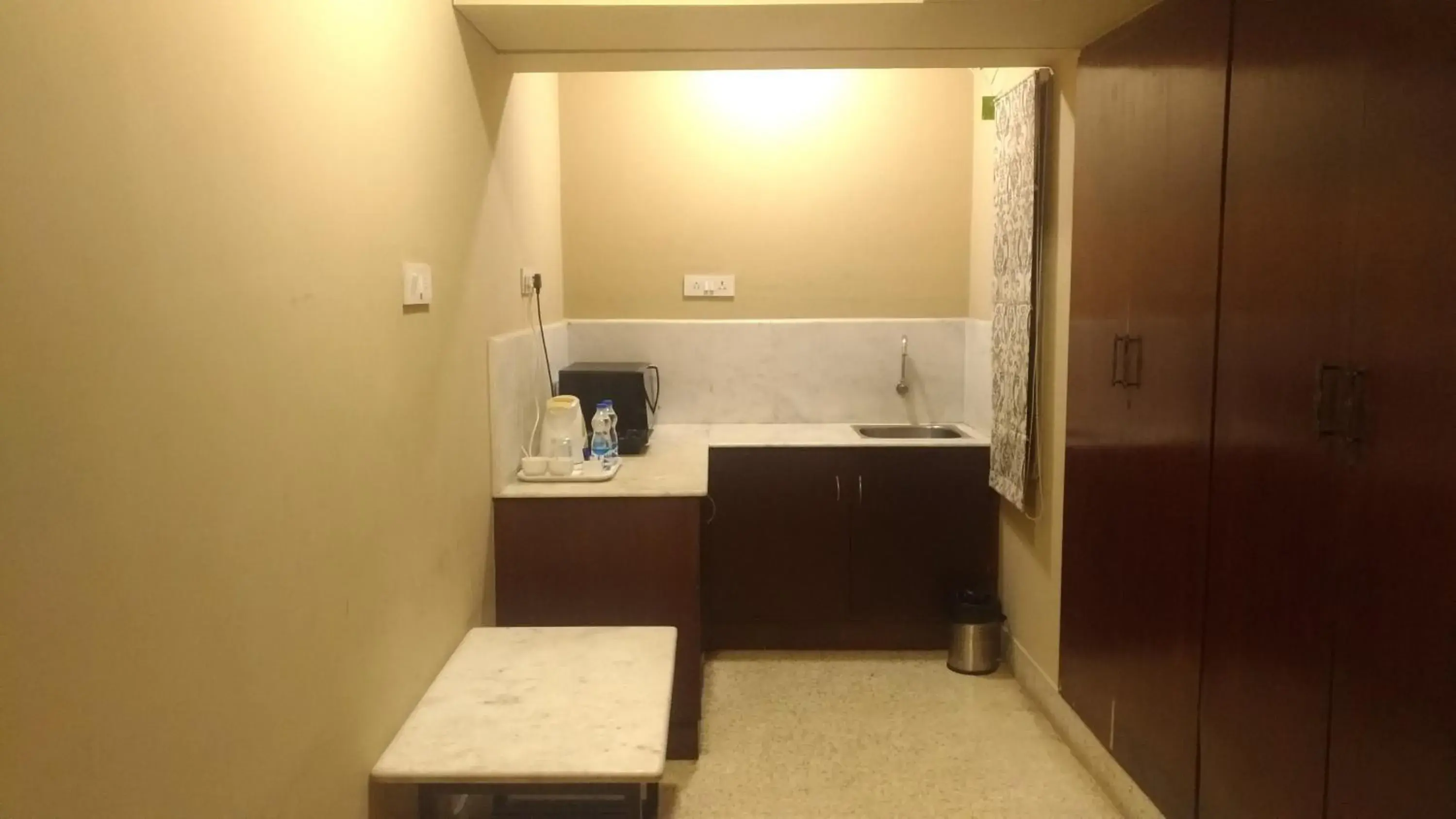 Coffee/tea facilities, Kitchen/Kitchenette in Hanu Reddy Residences Poes Garden