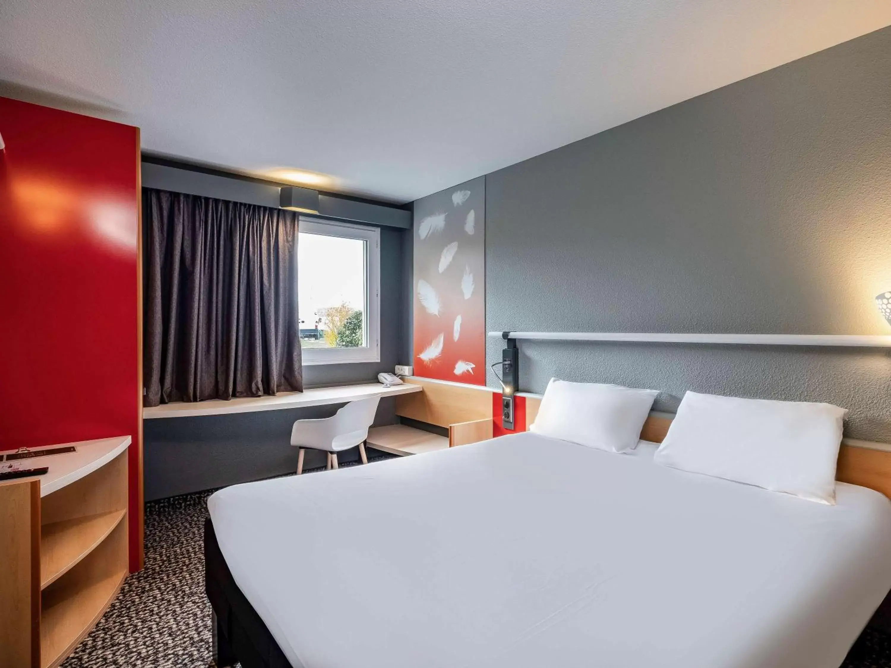 Photo of the whole room, Bed in ibis Amboise