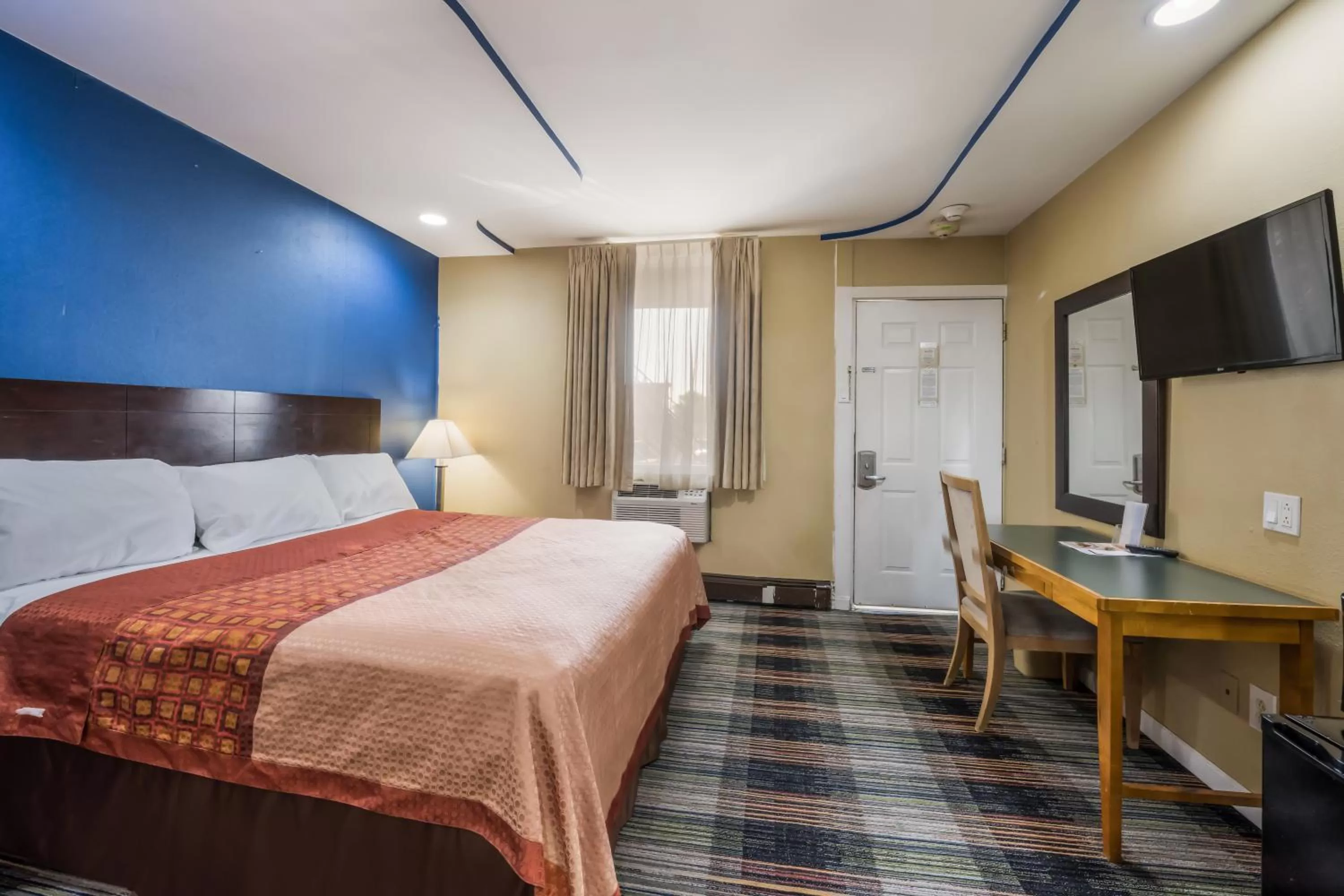 Photo of the whole room, Bed in Knights Inn Trevose