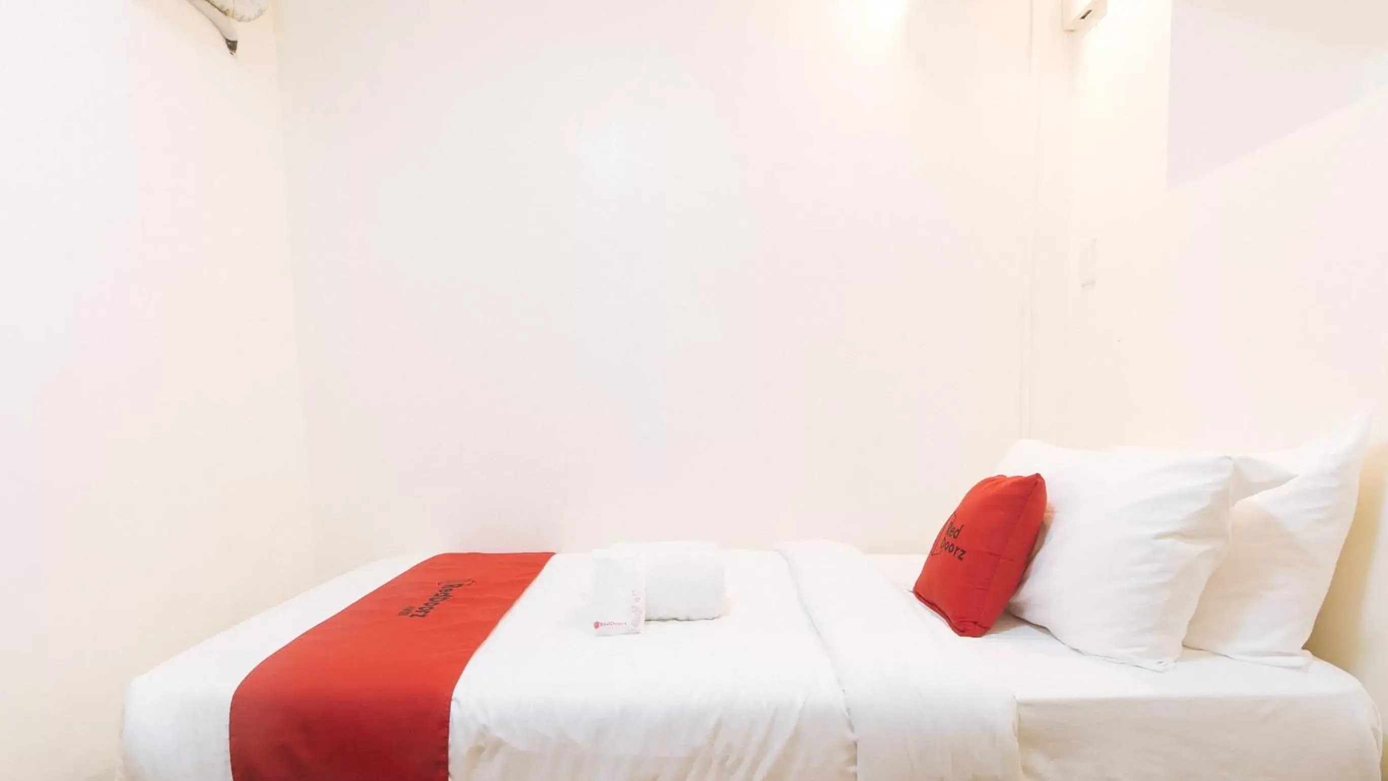 Bed in RedDoorz Premium near Greenbelt Makati - Vaccinated Staff Bed in RedDoorz Premium near Greenbelt Makati - Vaccinated Staff