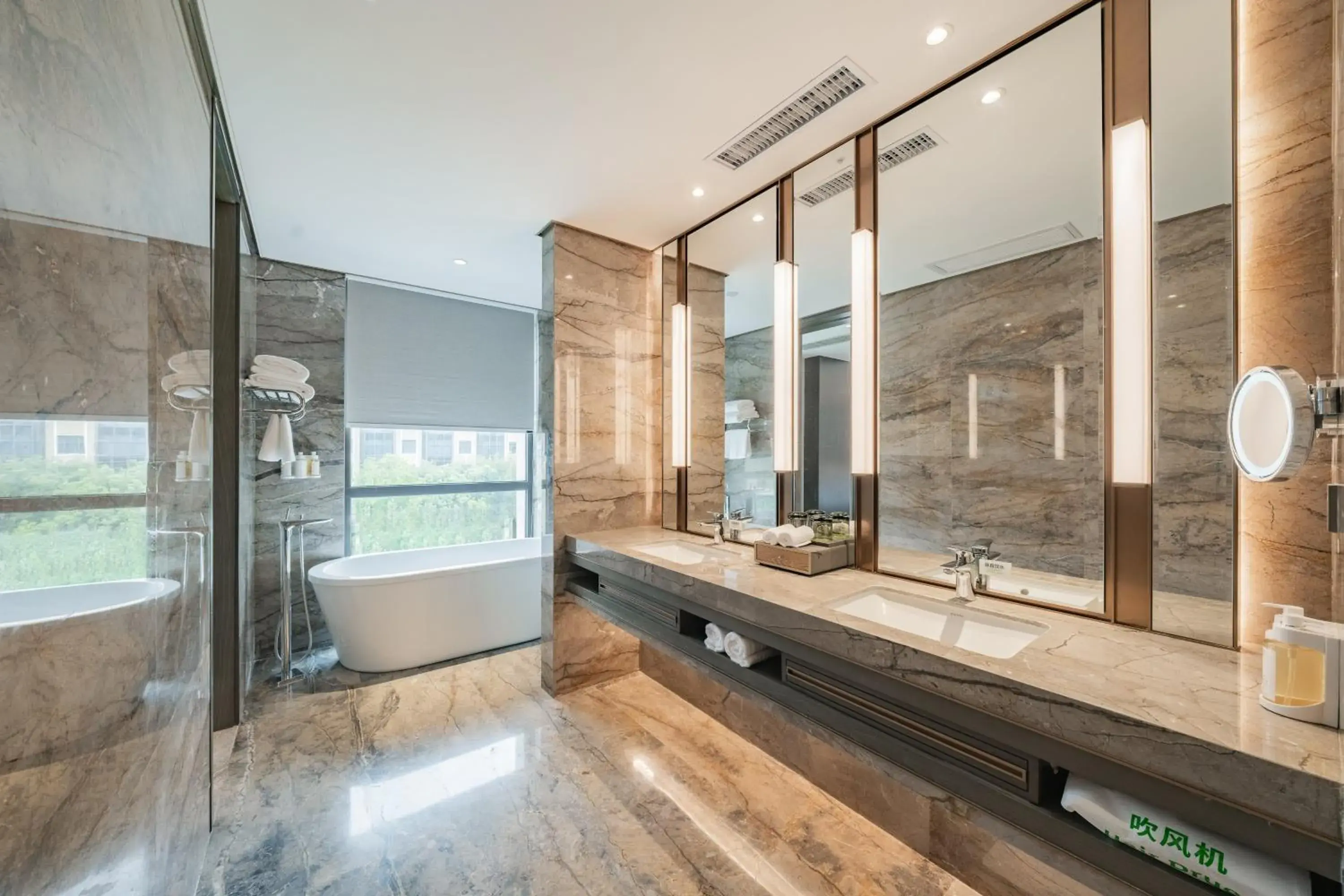 Photo of the whole room, Bathroom in Holiday Inn Zhengzhou Zhongzhou, an IHG Hotel