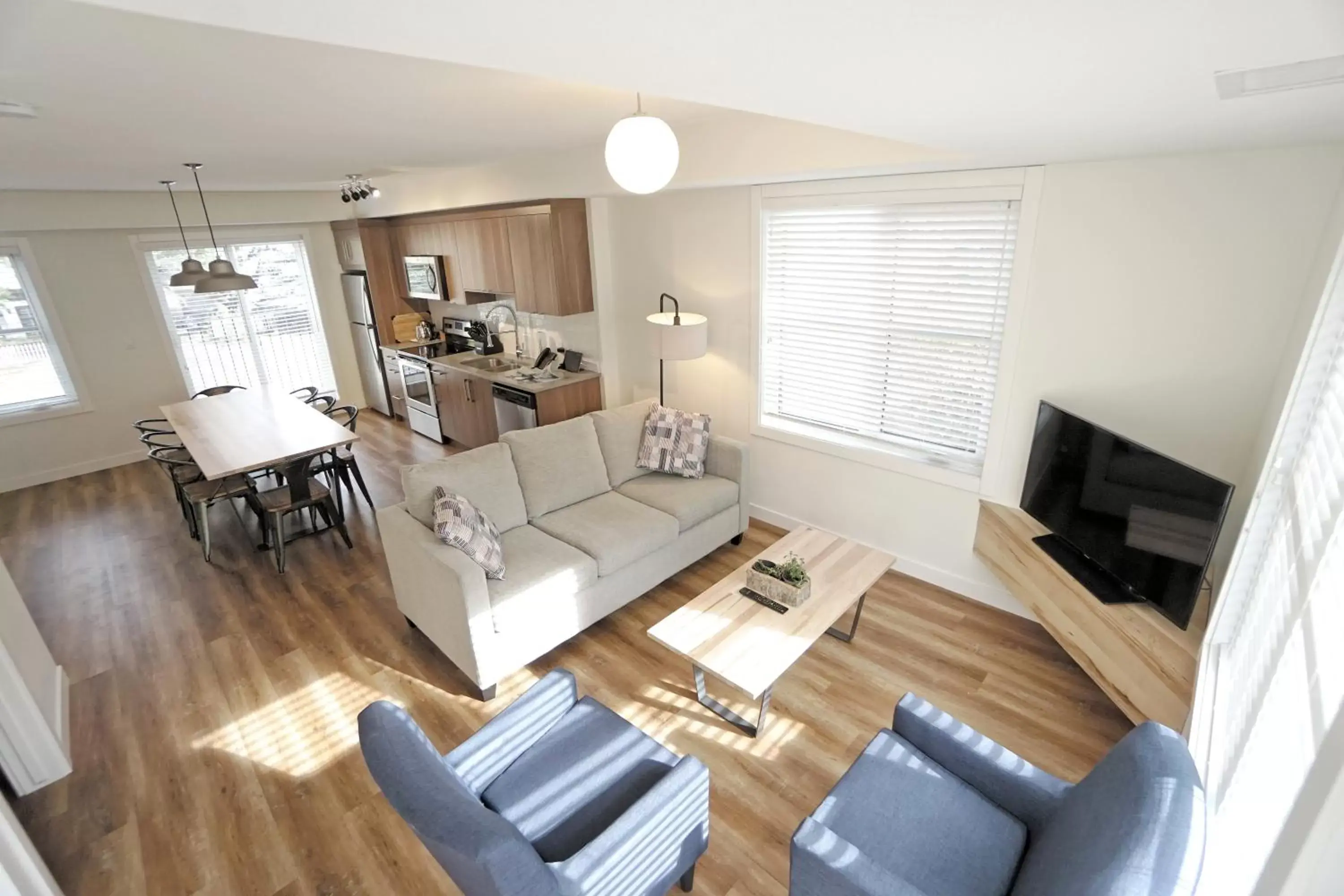 Kitchen or kitchenette, Seating Area in Basecamp Resorts Canmore