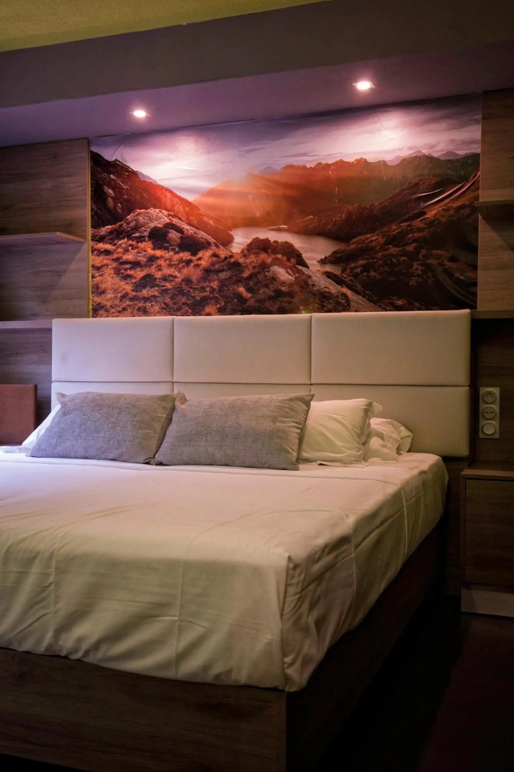 Bedroom, Bed in Hôtel La Rocade