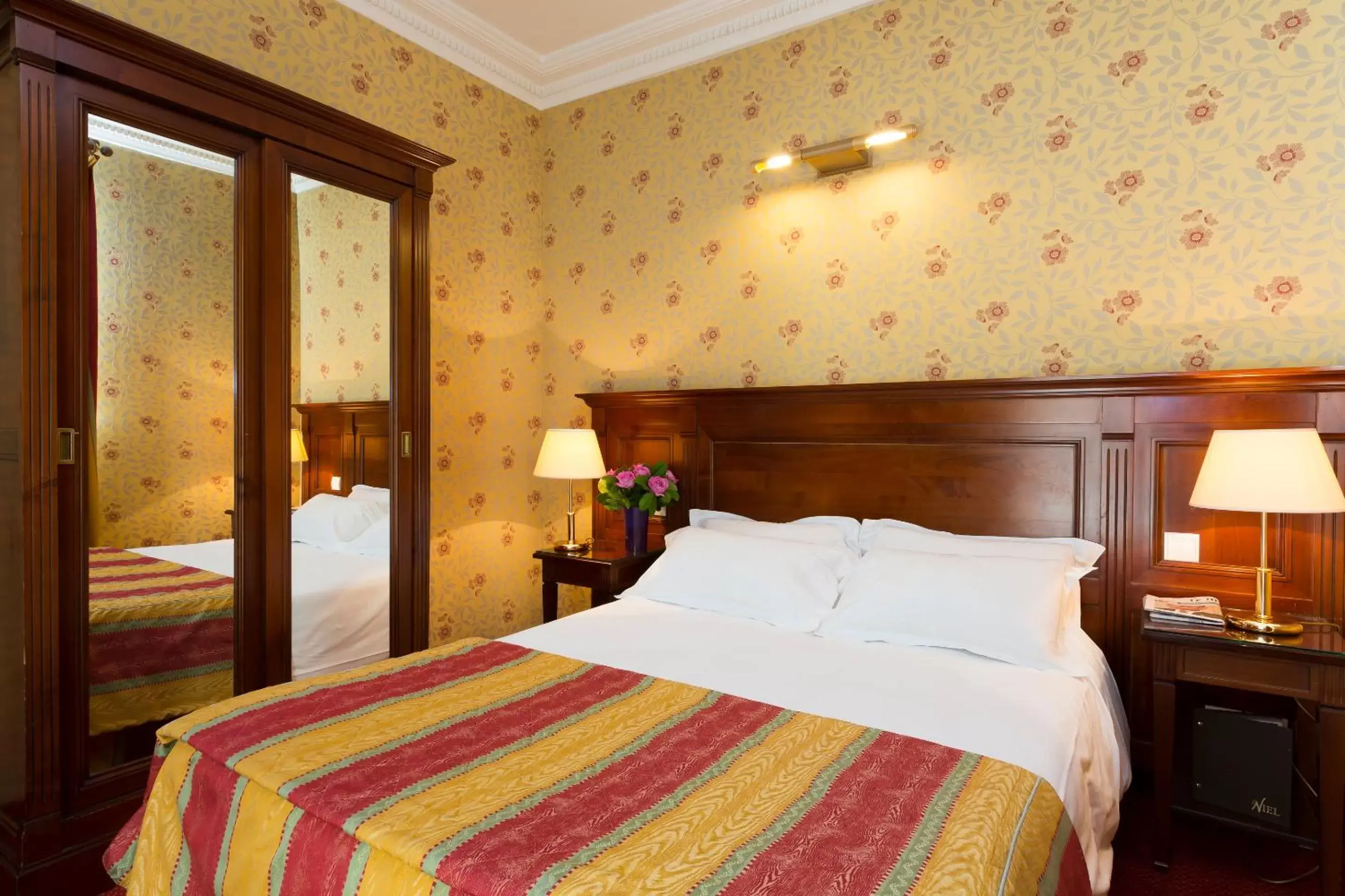 Bedroom, Bed in Elysees Niel Hotel