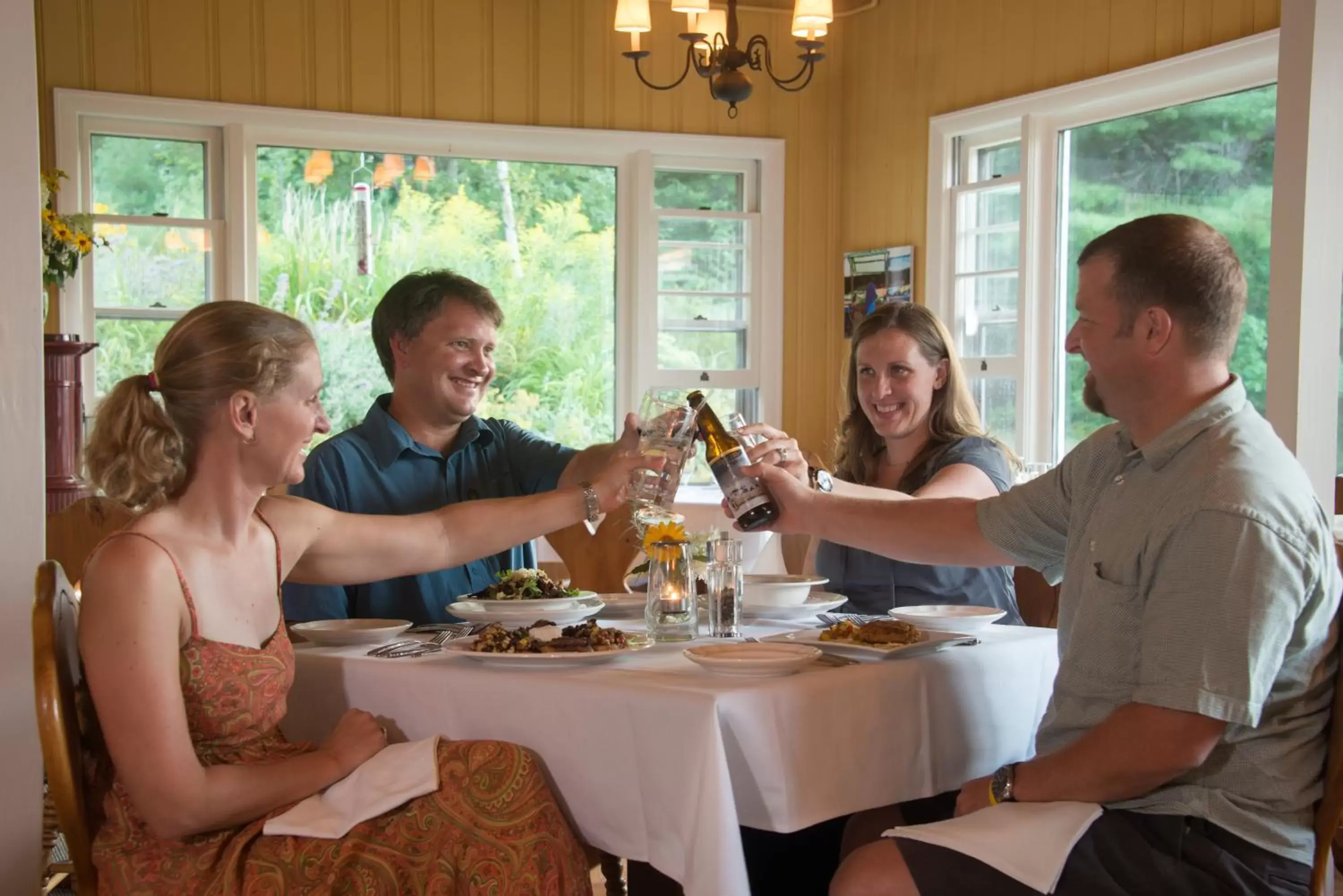 group of guests, Restaurant/Places to Eat in Snowvillage Inn