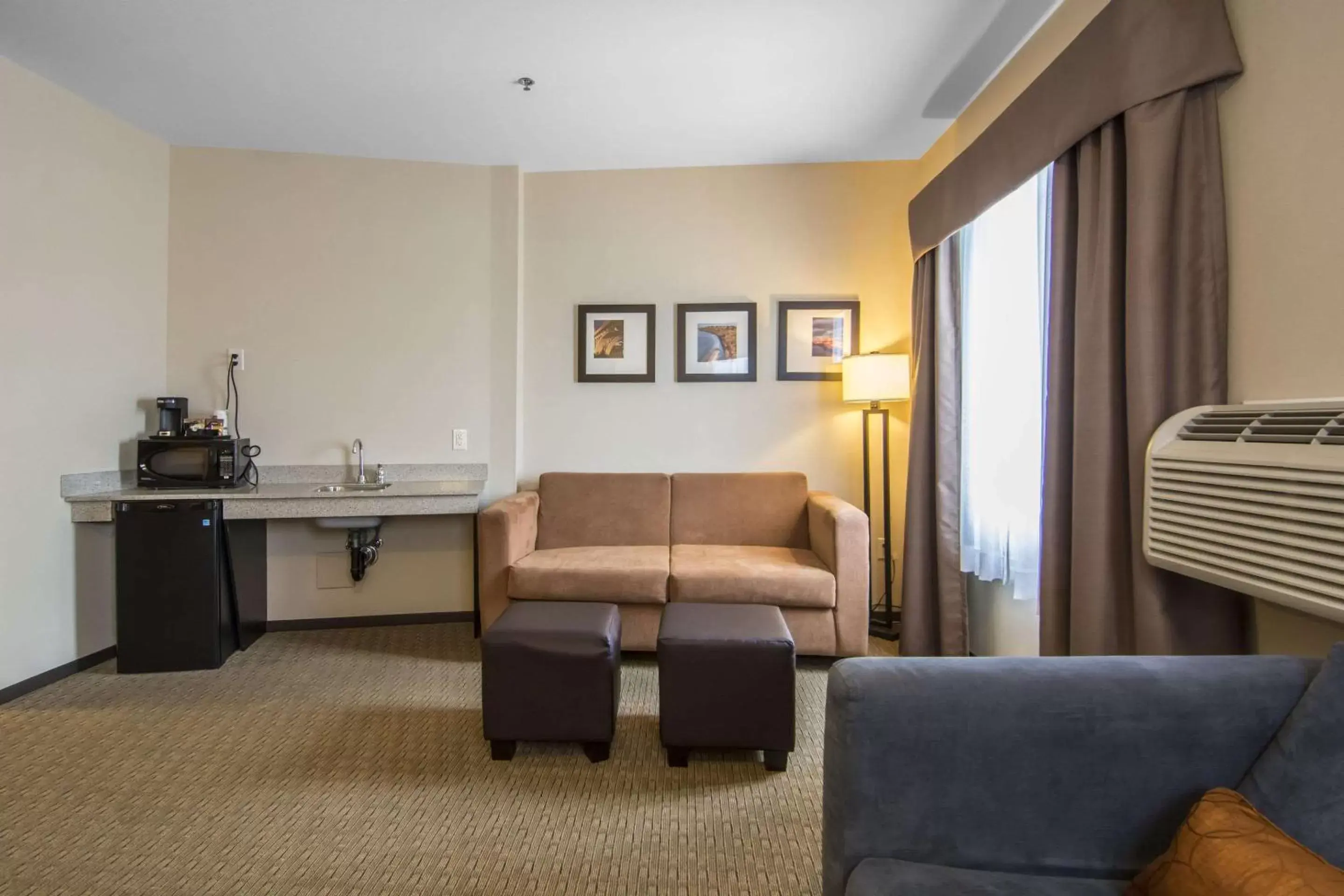 Photo of the whole room, Seating Area in Comfort Suites Saskatoon